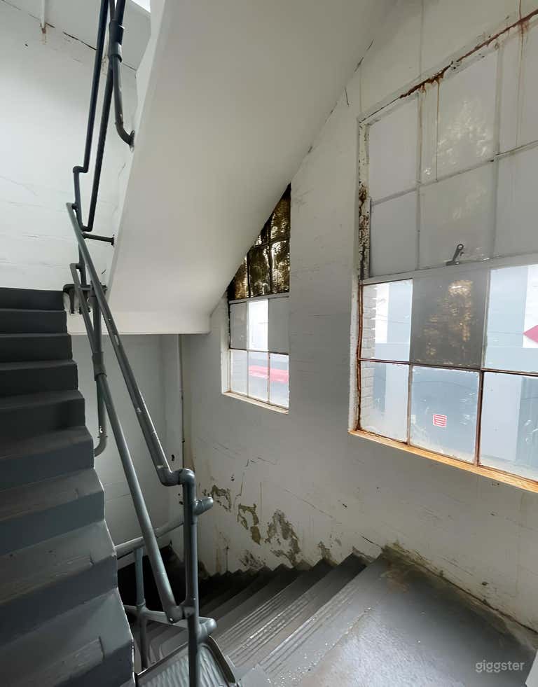  Great Daylight Studio with Large Windows 