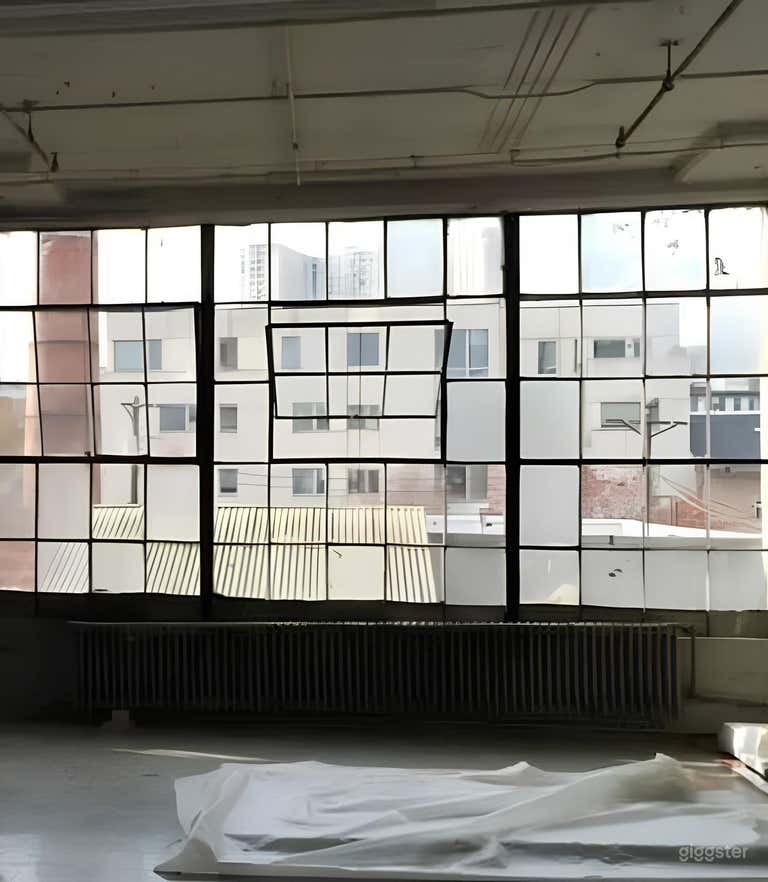 Great Daylight Studio with Large Windows 