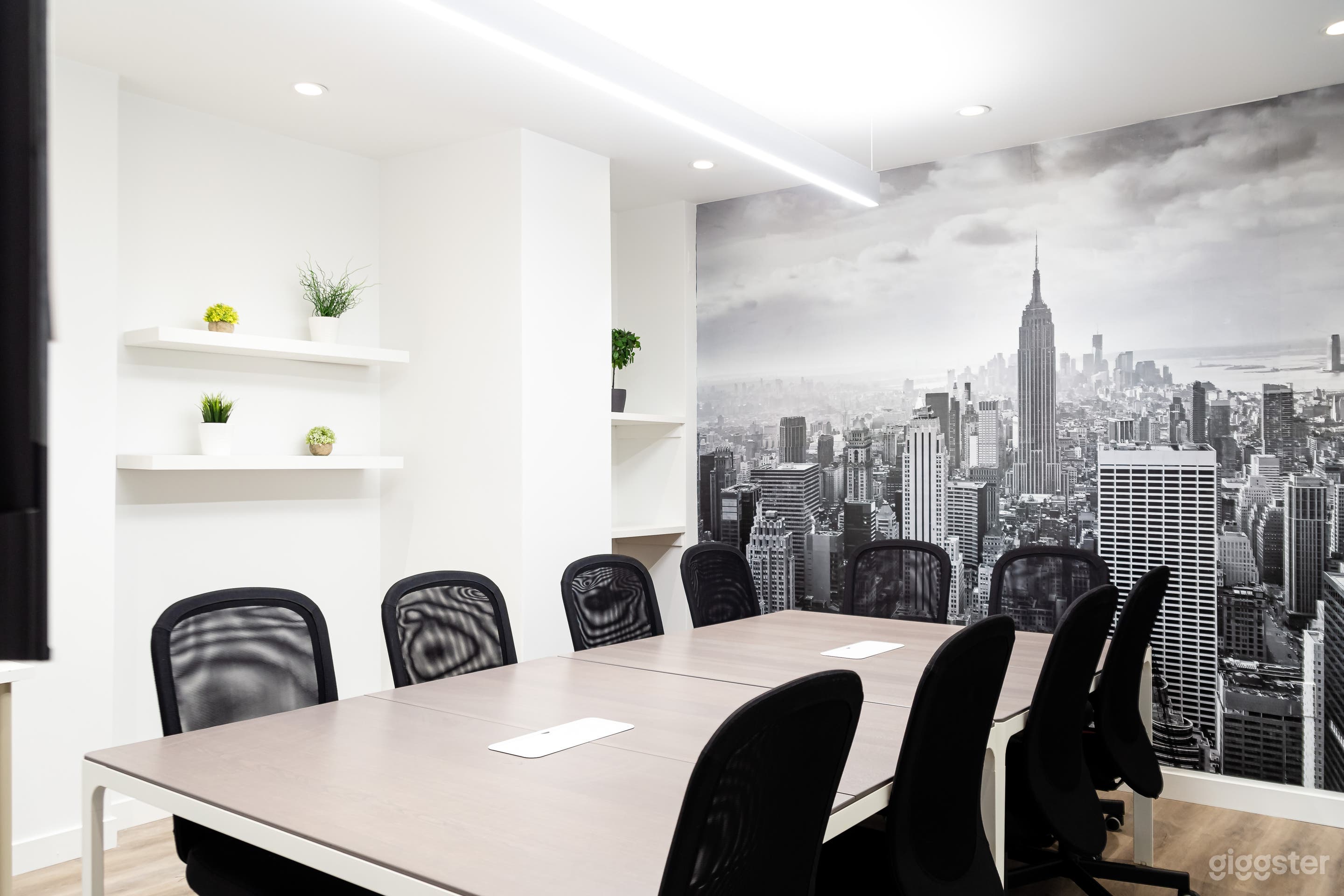 10-Seater Meeting Room l Downtown Toronto Photo 1