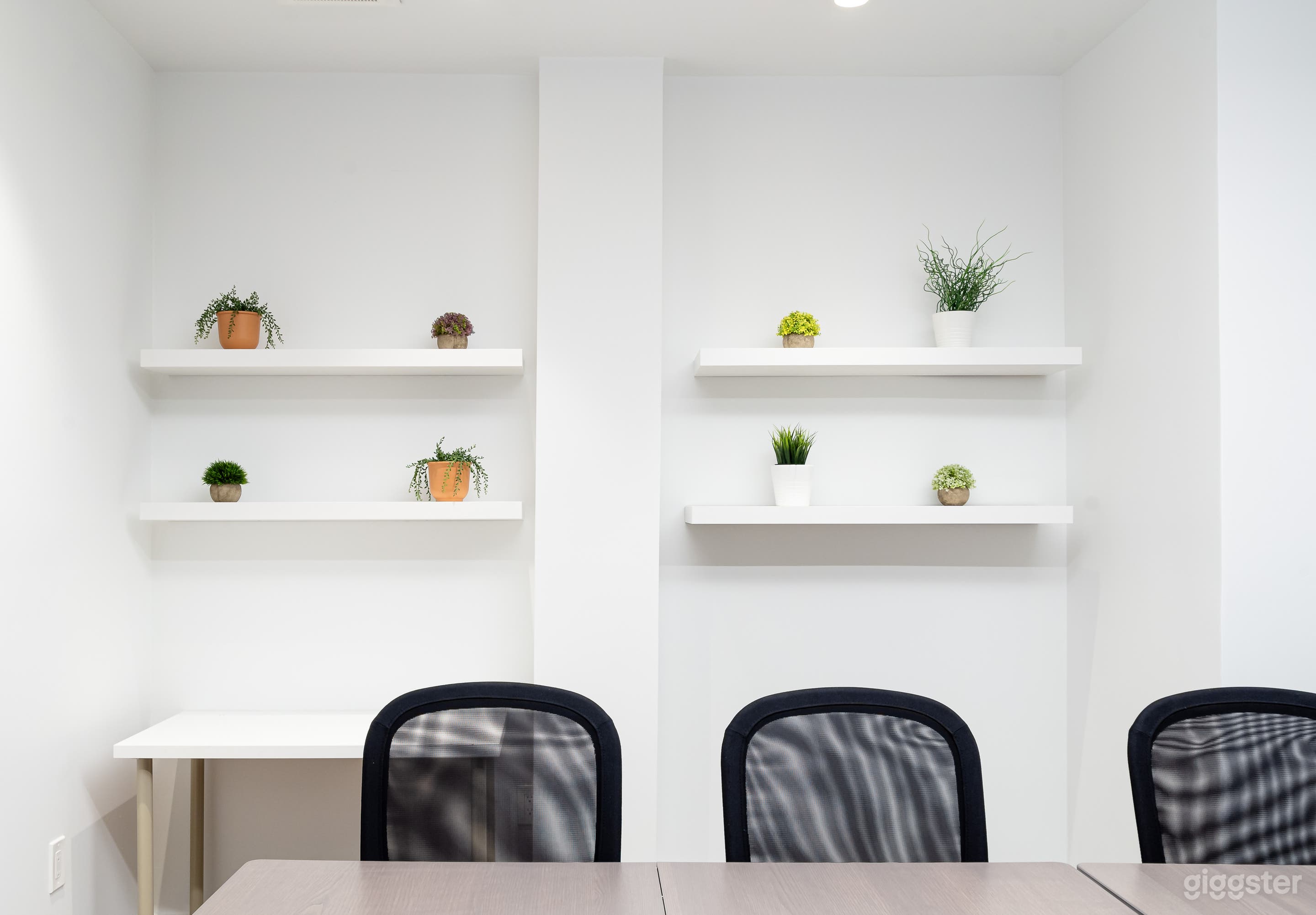 10-Seater Meeting Room l Downtown Toronto Photo 3