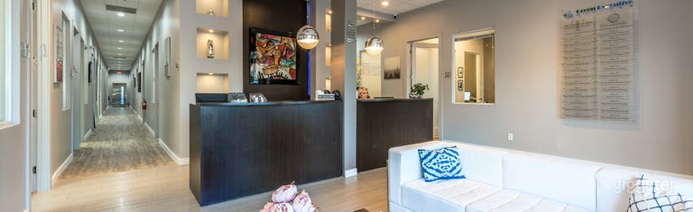  Simple and Minimalist Lobby 