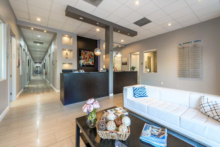  Simple and Minimalist Lobby 