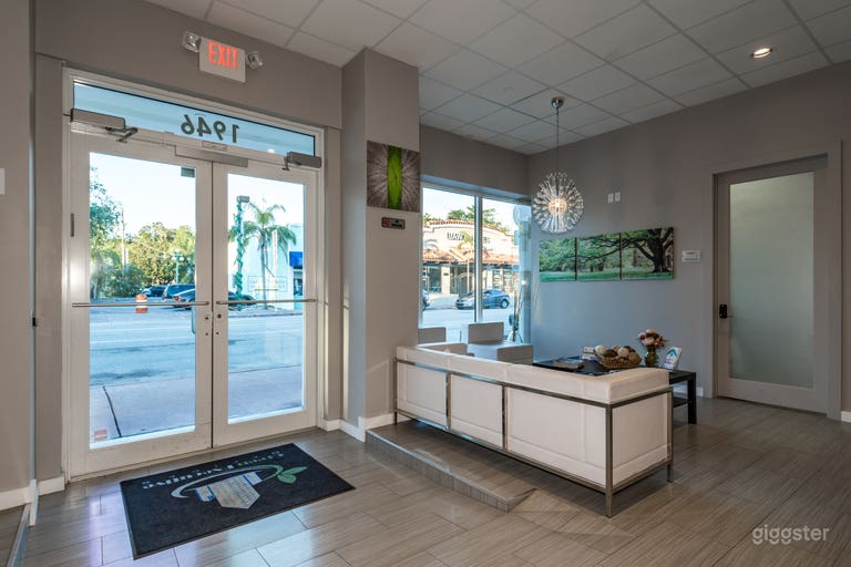  Simple and Minimalist Lobby 