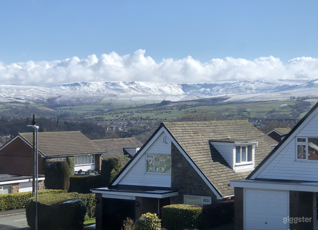 Stunning 1970's detached house with mountain views Photo 1