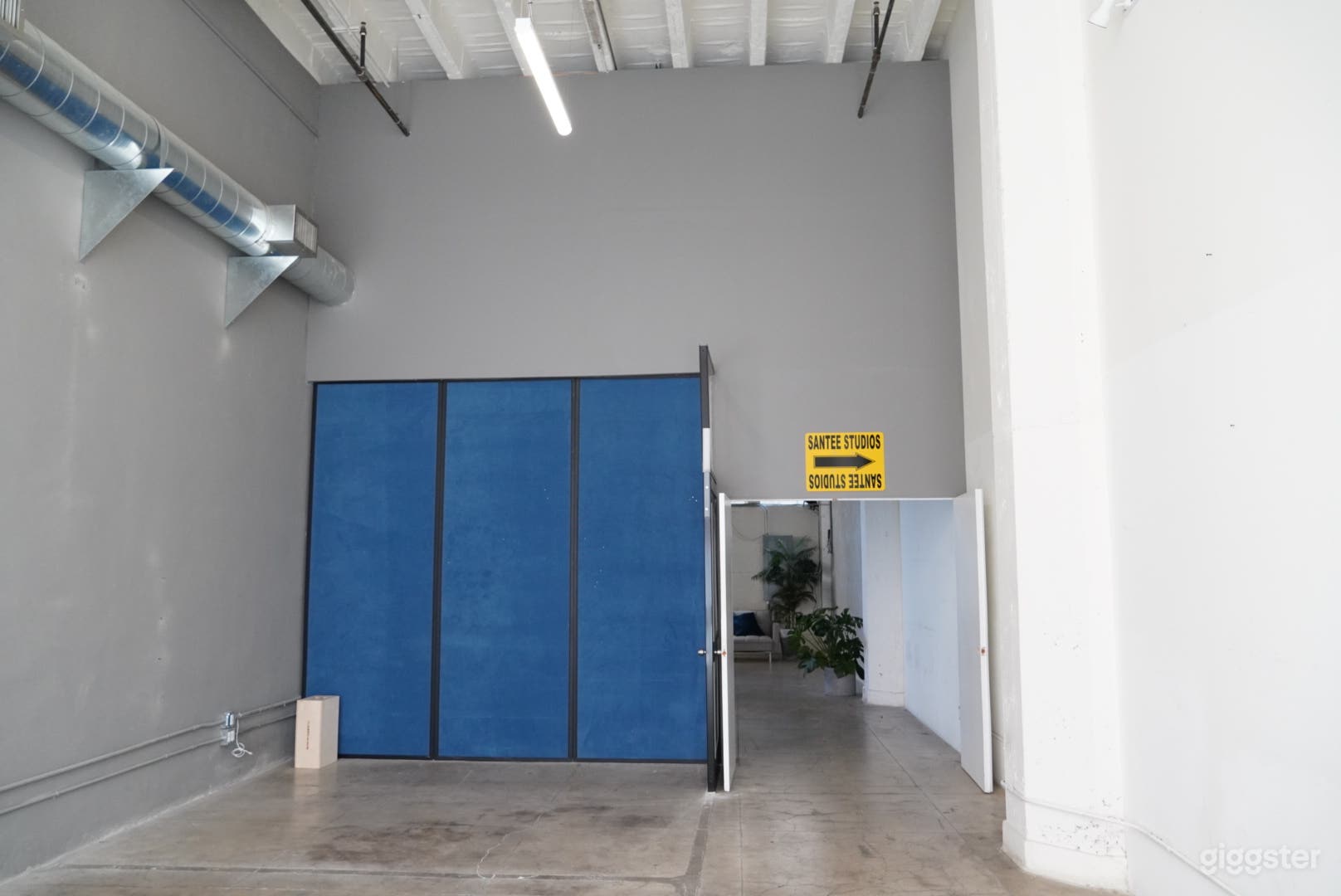 Front Room

This room is perfect for a production office or space for your glam team. Keeping a nice separation from the main room.