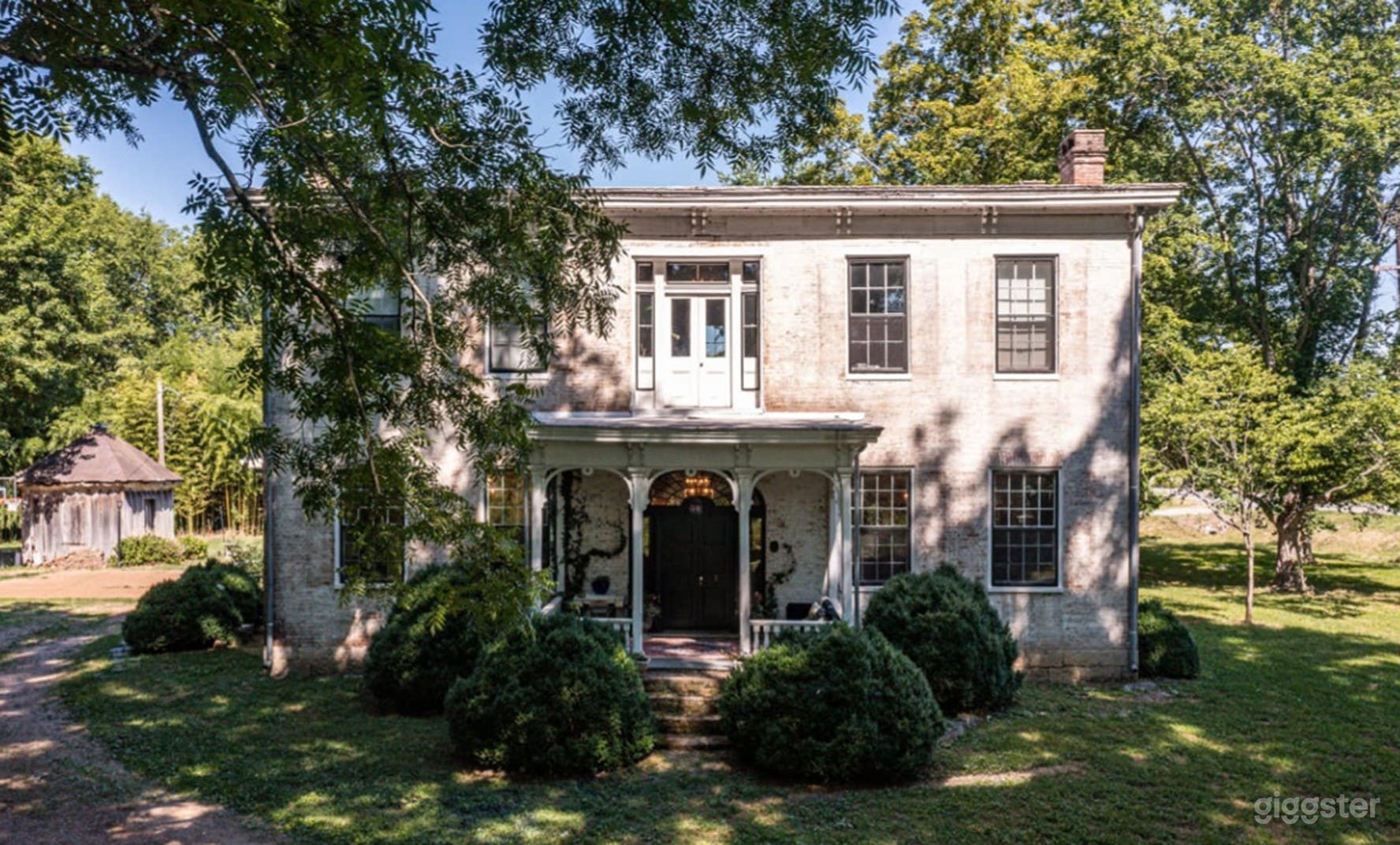 GORGEOUS 1827 Estate featuring federal, italianate &amp; greek revival architctural details. This home is flooding w/natural light, 13' ceilings, exposed brick, color and white rooms and is a creatives drame