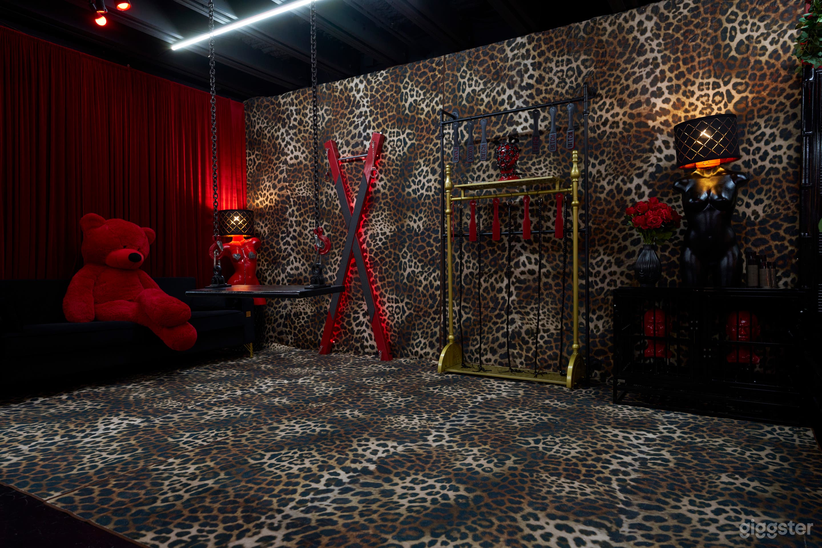 50 Shades Of Red Loft Photo 4