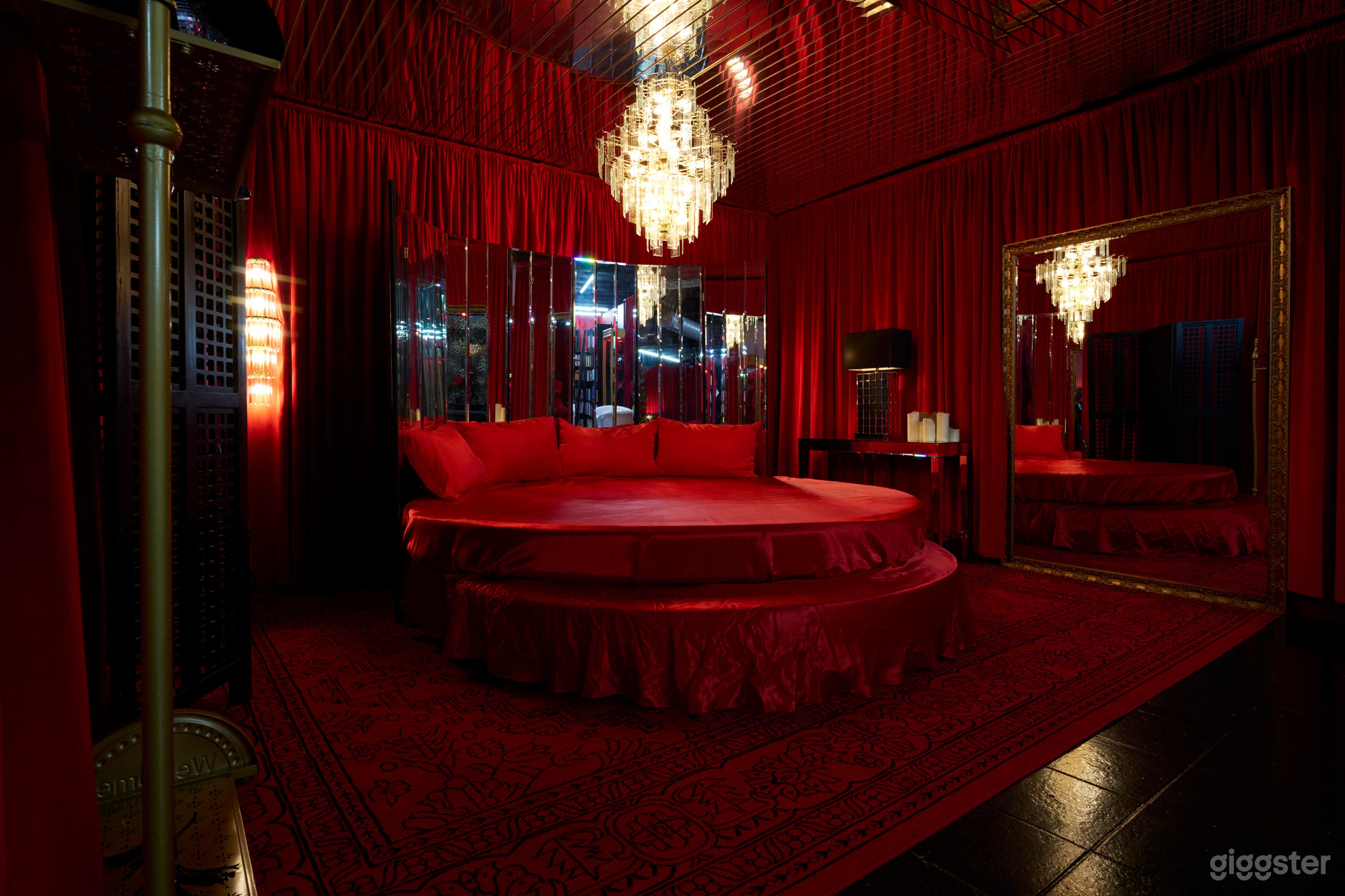 50 Shades Of Red Loft Photo 2