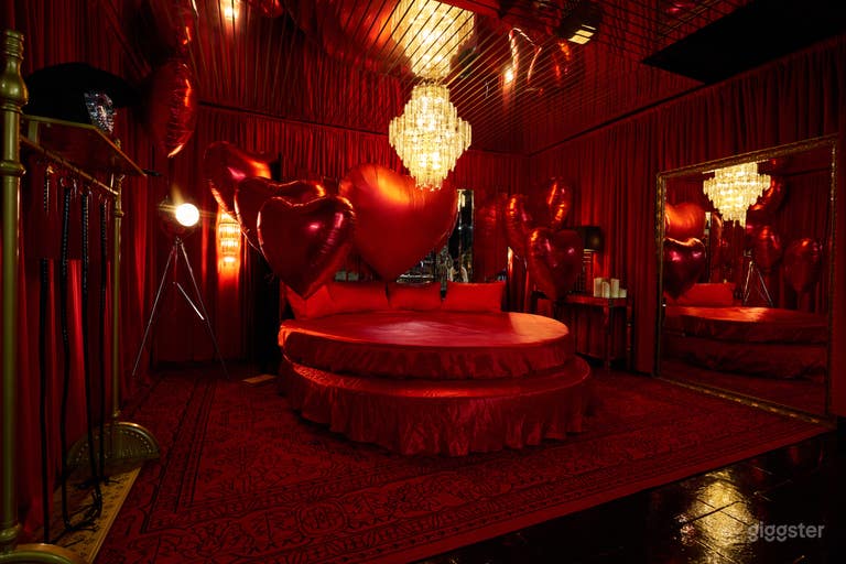  50 Shades Of Red Loft 