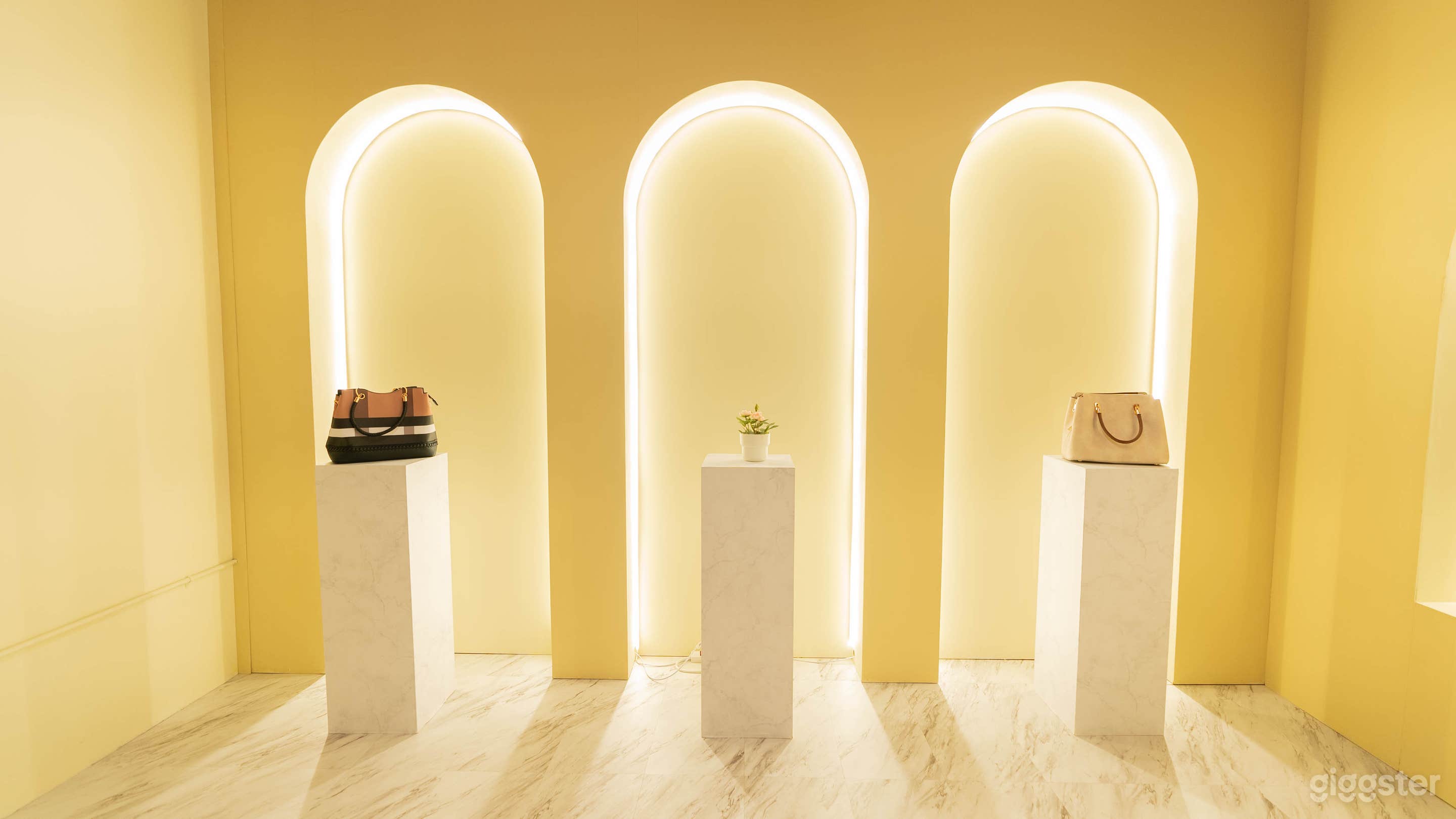 Luxury Store/ Cafe + Multi-sets Photo 3