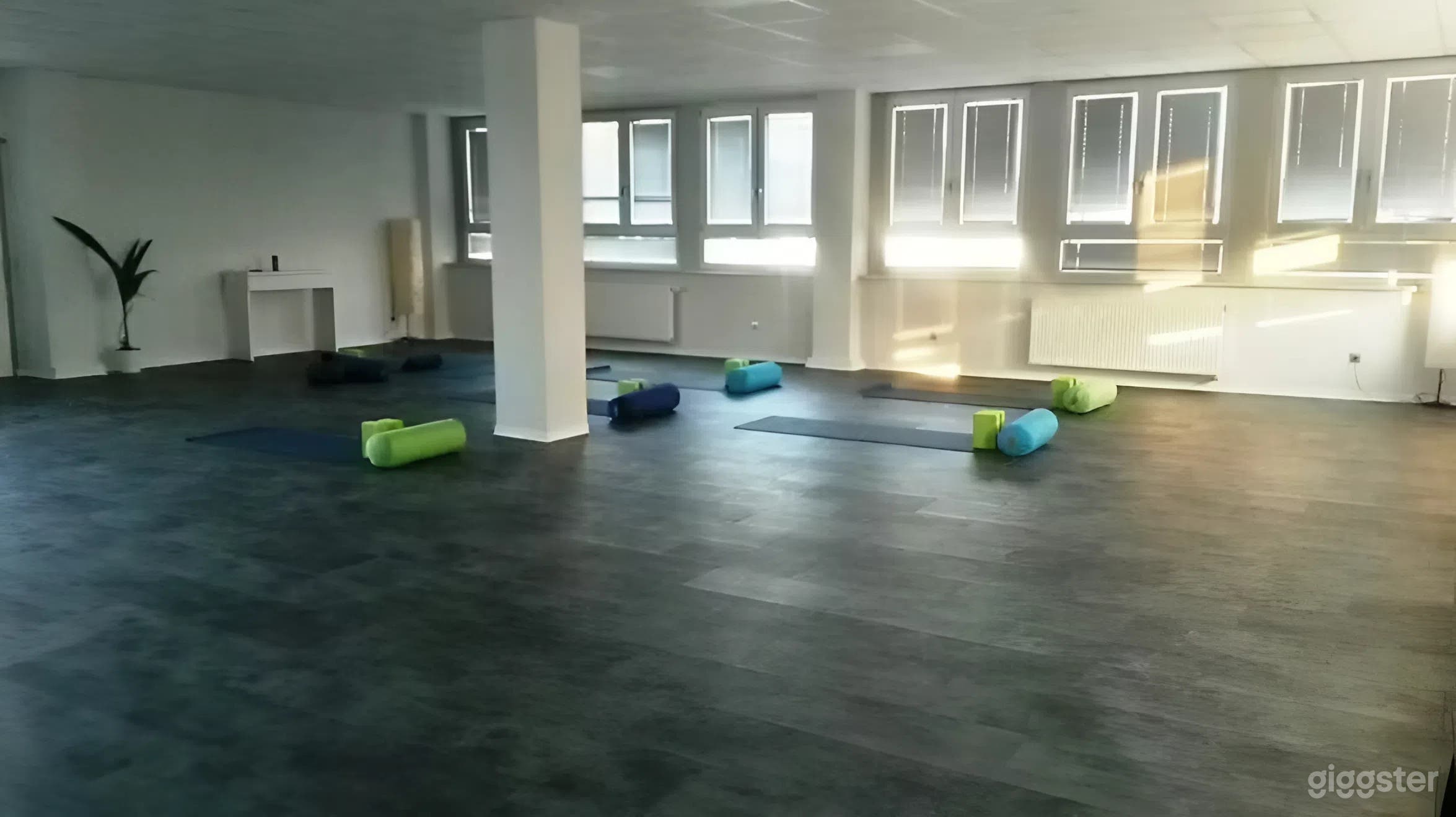 Helles Yoga-Studio in Neuss mit 200 qm offenem Raum Foto 3