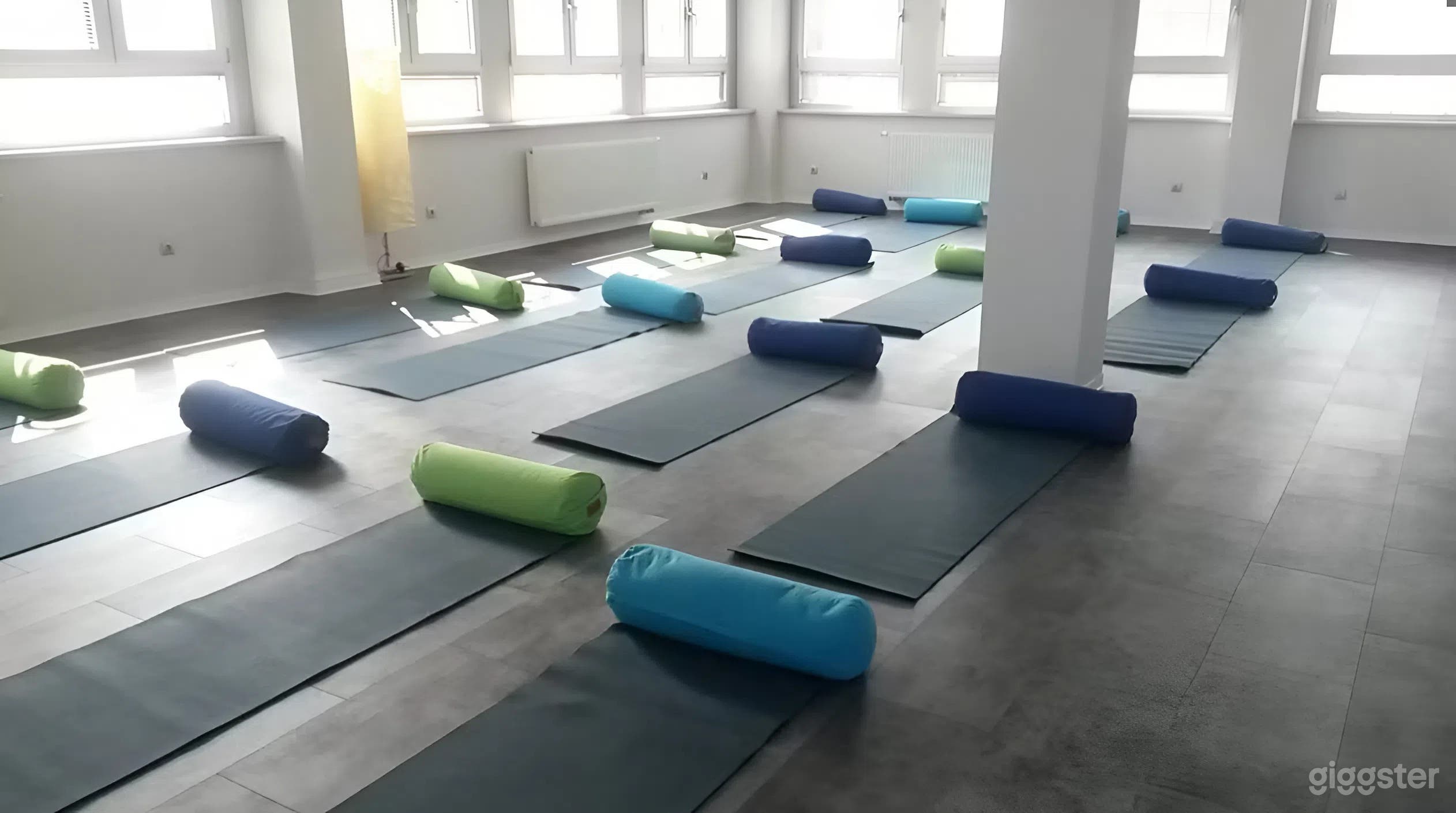 Helles Yoga-Studio in Neuss mit 200 qm offenem Raum Foto 2