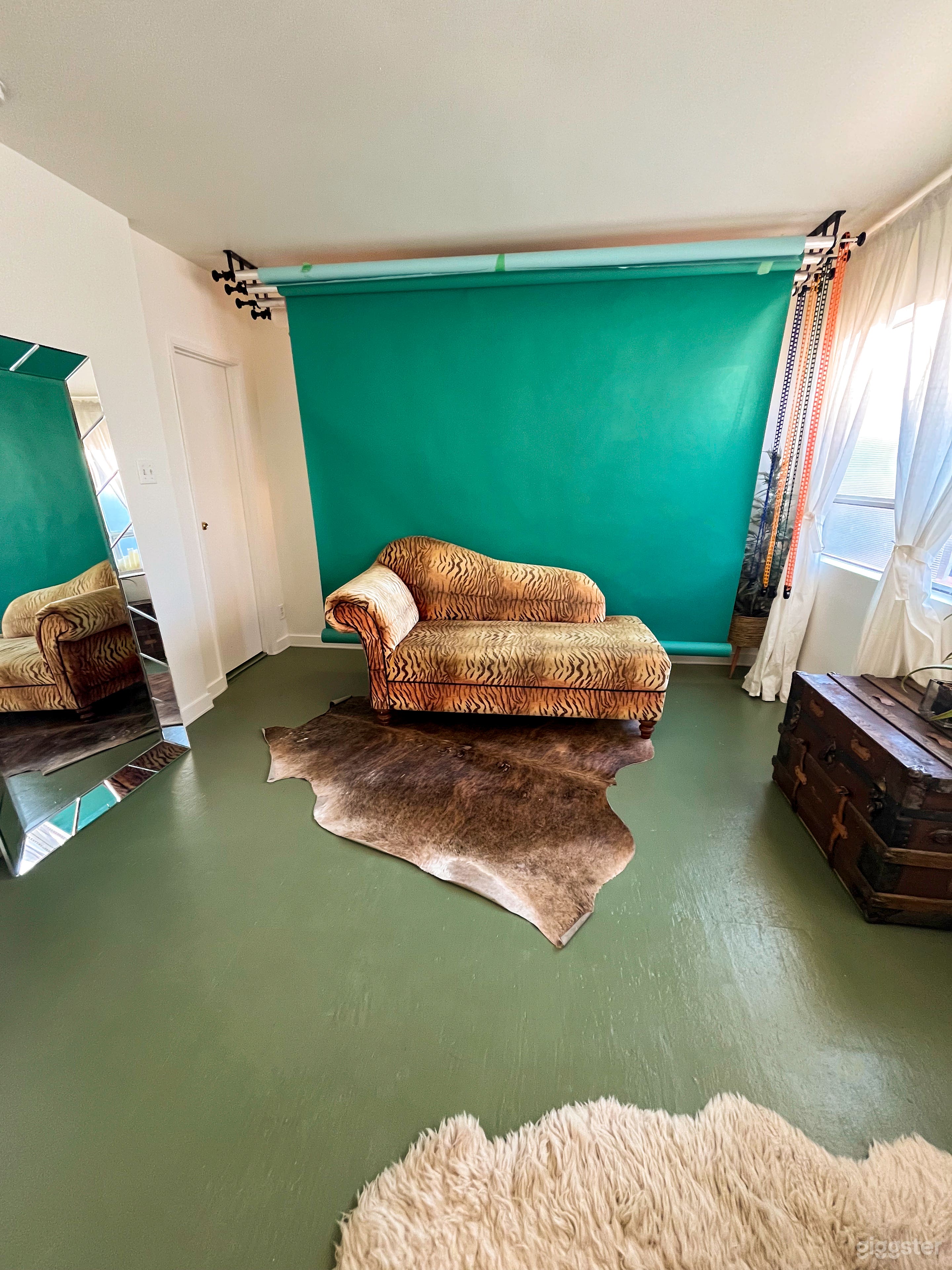 Functional &amp; Stylish – The studio includes a full-length mirror, vintage trunk, and layered rugs, offering multiple aesthetic setups.