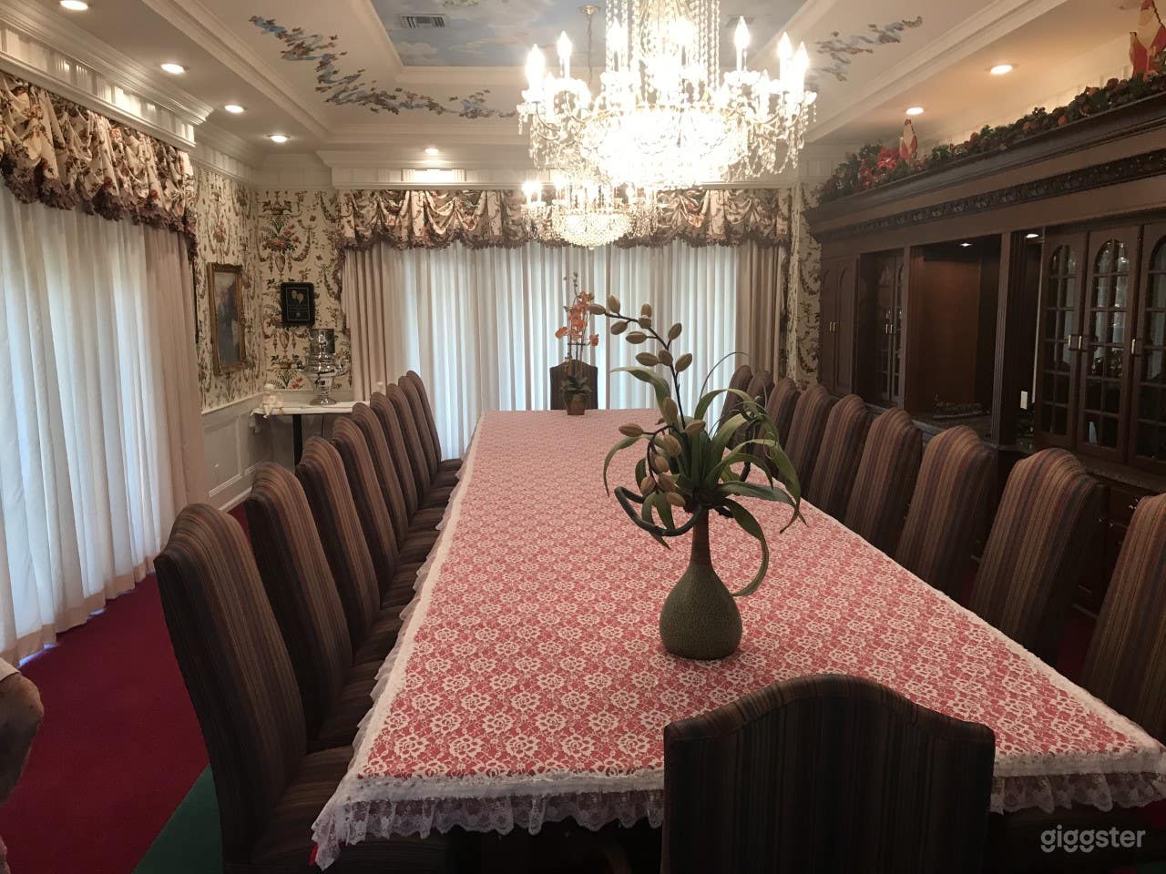 Luxurious dining room seats 20