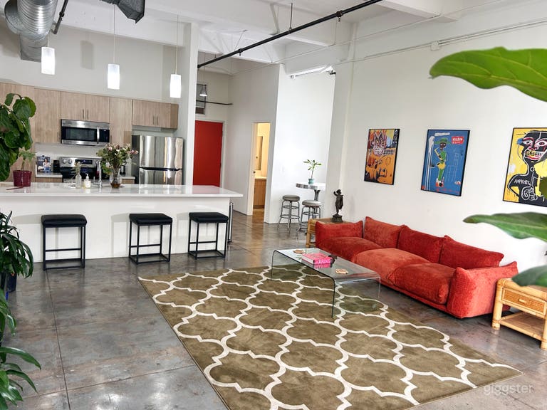  Spacious white back drop and photo studio perfect for digitals, film, headshots, and candid photography. 