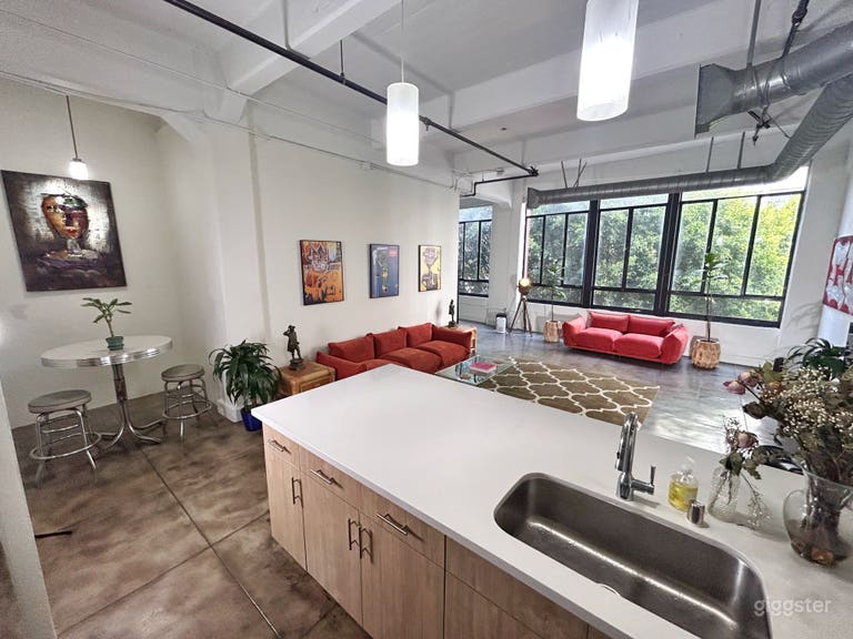  Mid Century Modern Artist Loft in DTLA. Available for birthday parties, Co-working, yoga, dance, and other events. Large studio with kitchen, bathroom, bedroom and lounge space. 