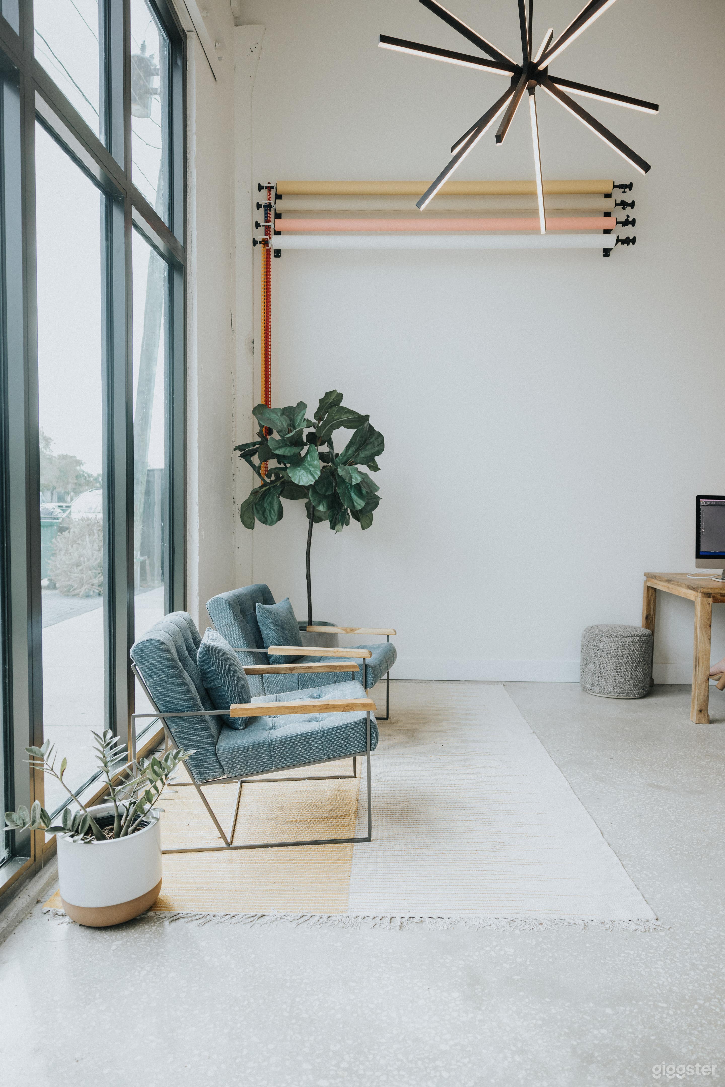 Sunny Downtown Creative Office Space Photo 4