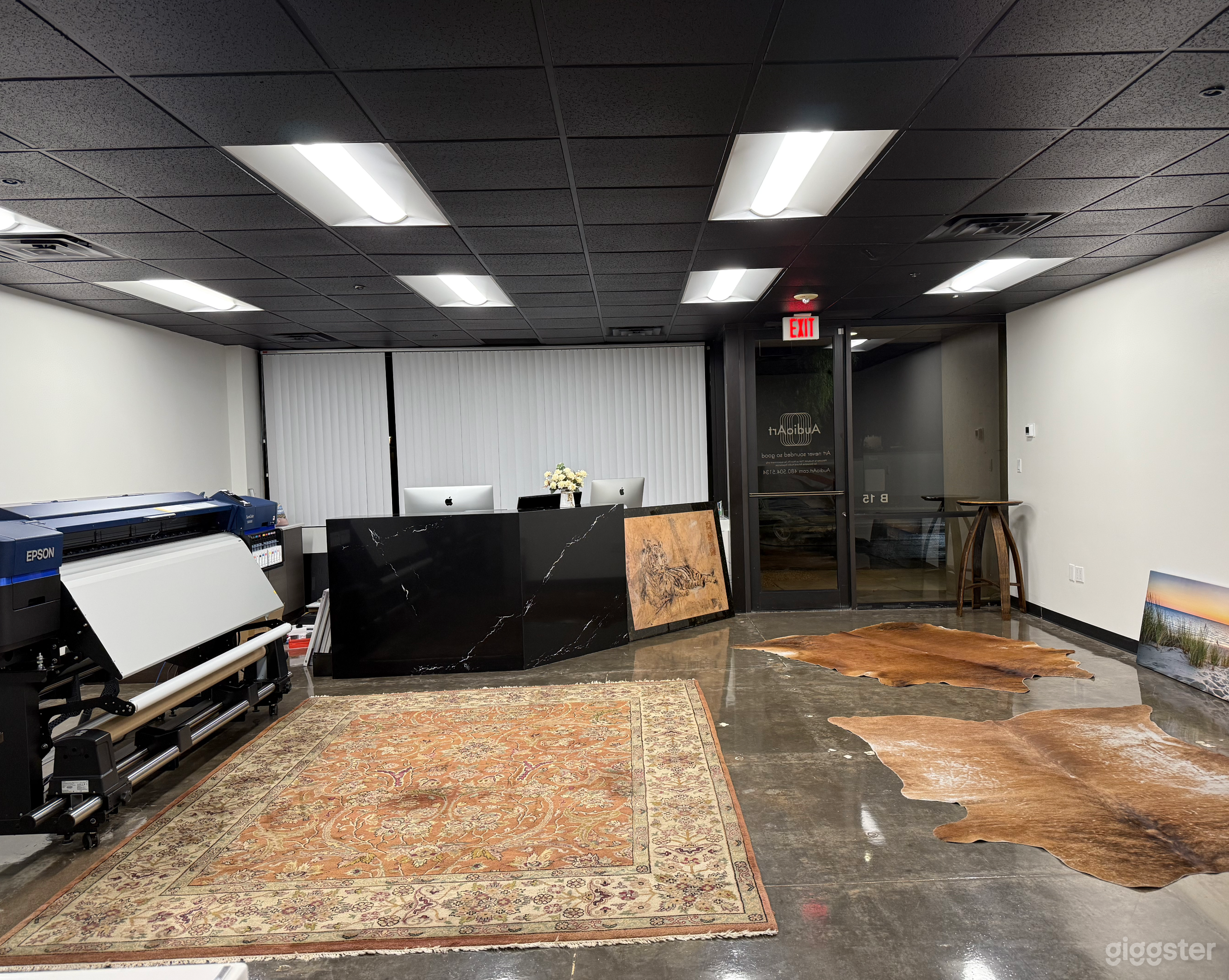 Versatile open floor plan with ample lighting – perfect for creative professionals, team meetings, or content shoots.