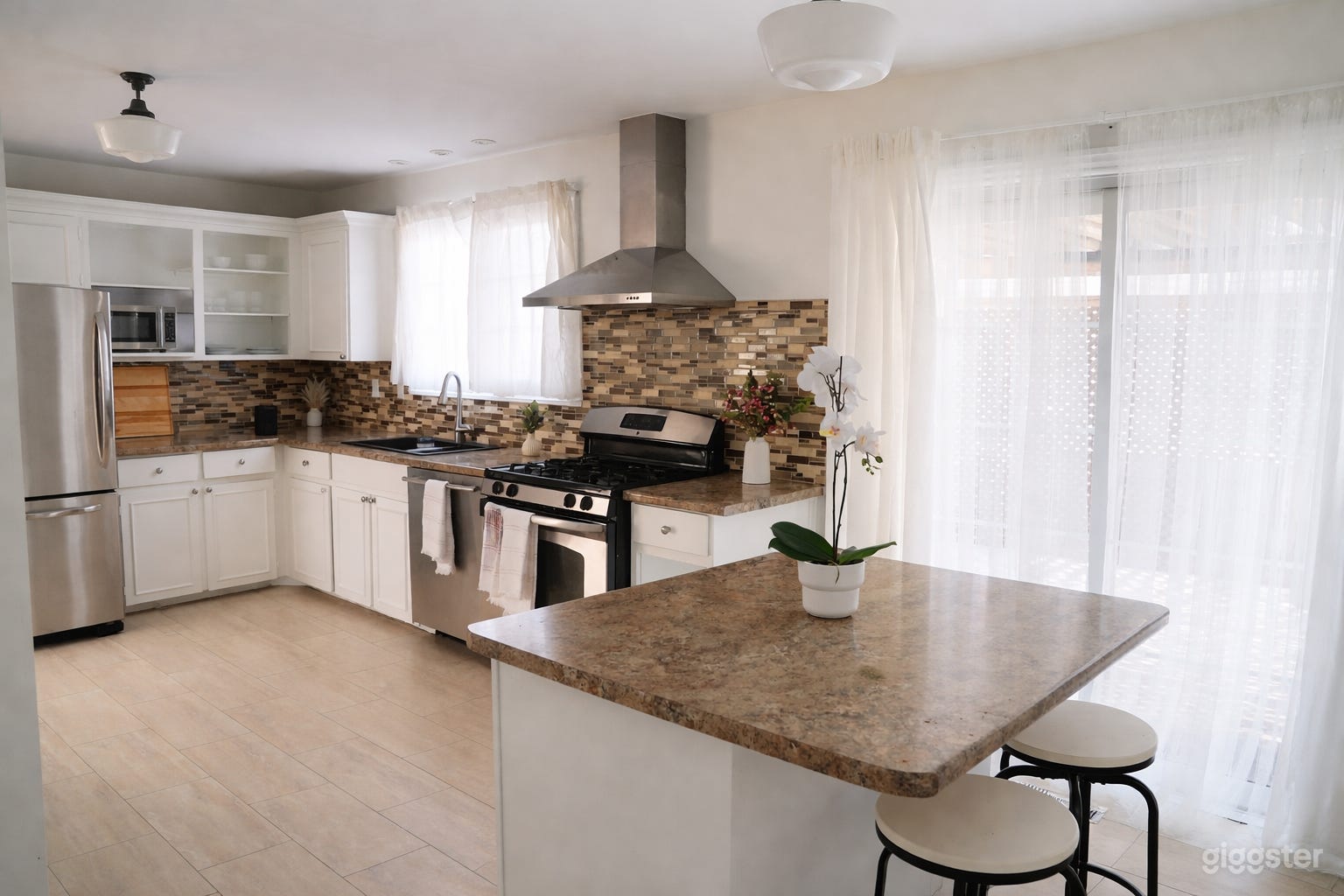 Light & Airy Editorial House w/ Pool Photo 4