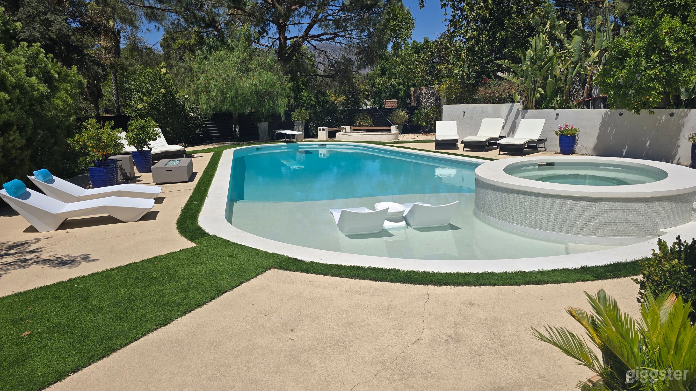 Brand New fully automated White and Blue pool. fountains, modern furniture. 