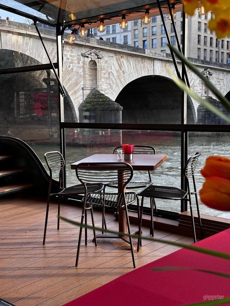  Péniche Parisienne lumineuse et vivante pour vos événements 