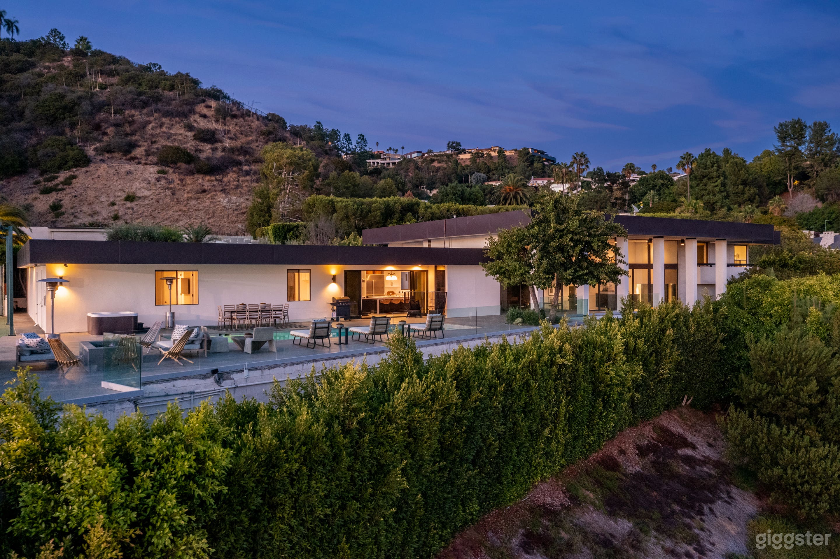 BEVERLY HILLS TENNIS &amp; POOL VILLA  Photo 1