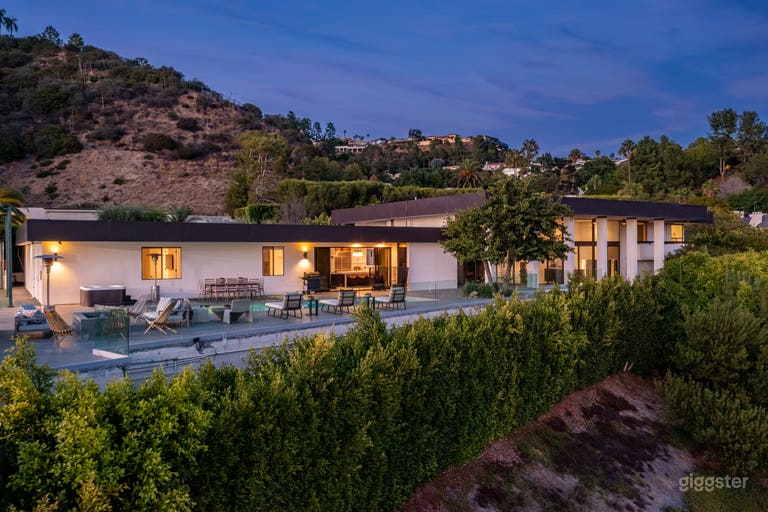  BEVERLY HILLS TENNIS & POOL VILLA  