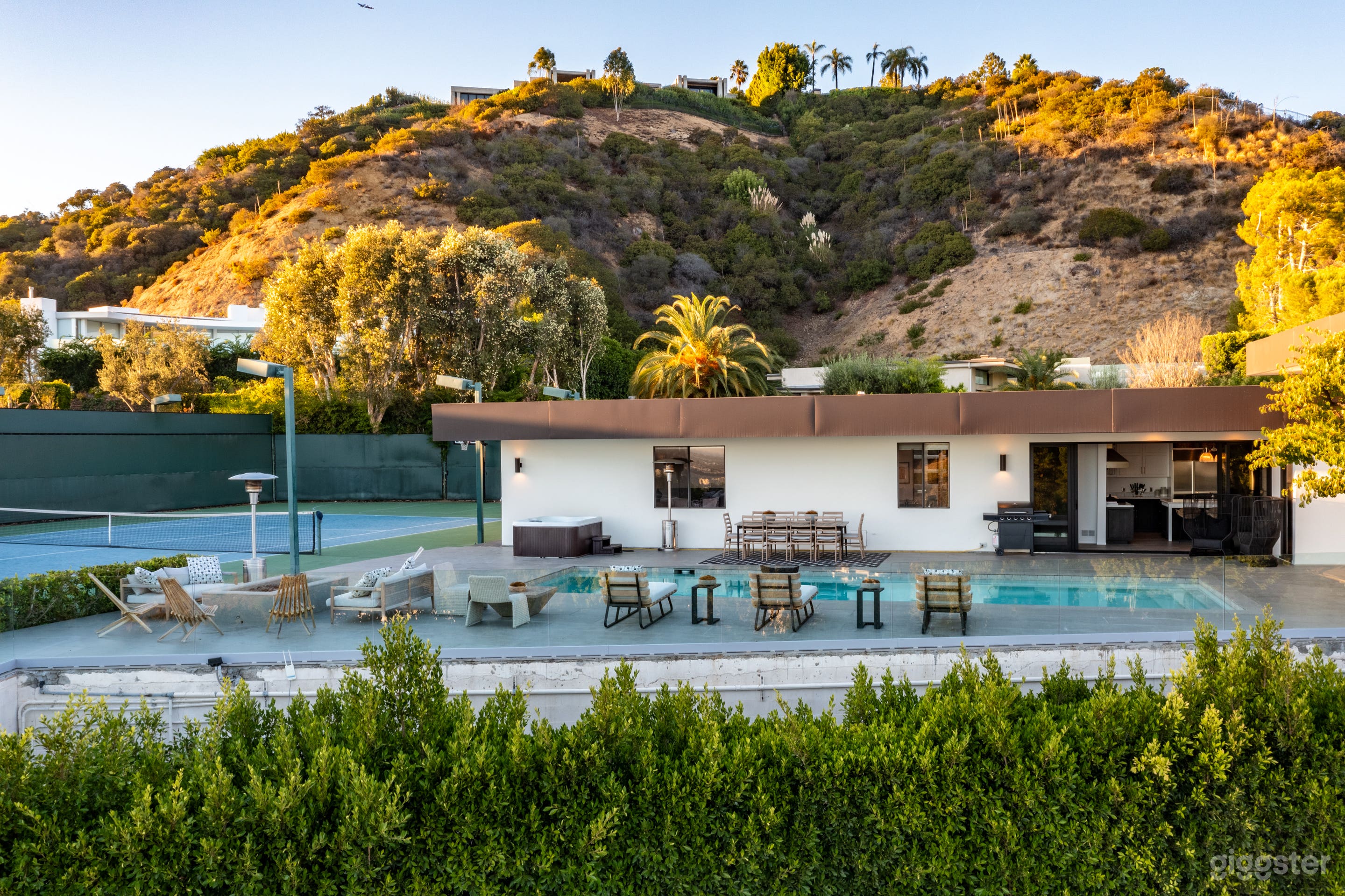 BEVERLY HILLS TENNIS &amp; POOL VILLA  Photo 2