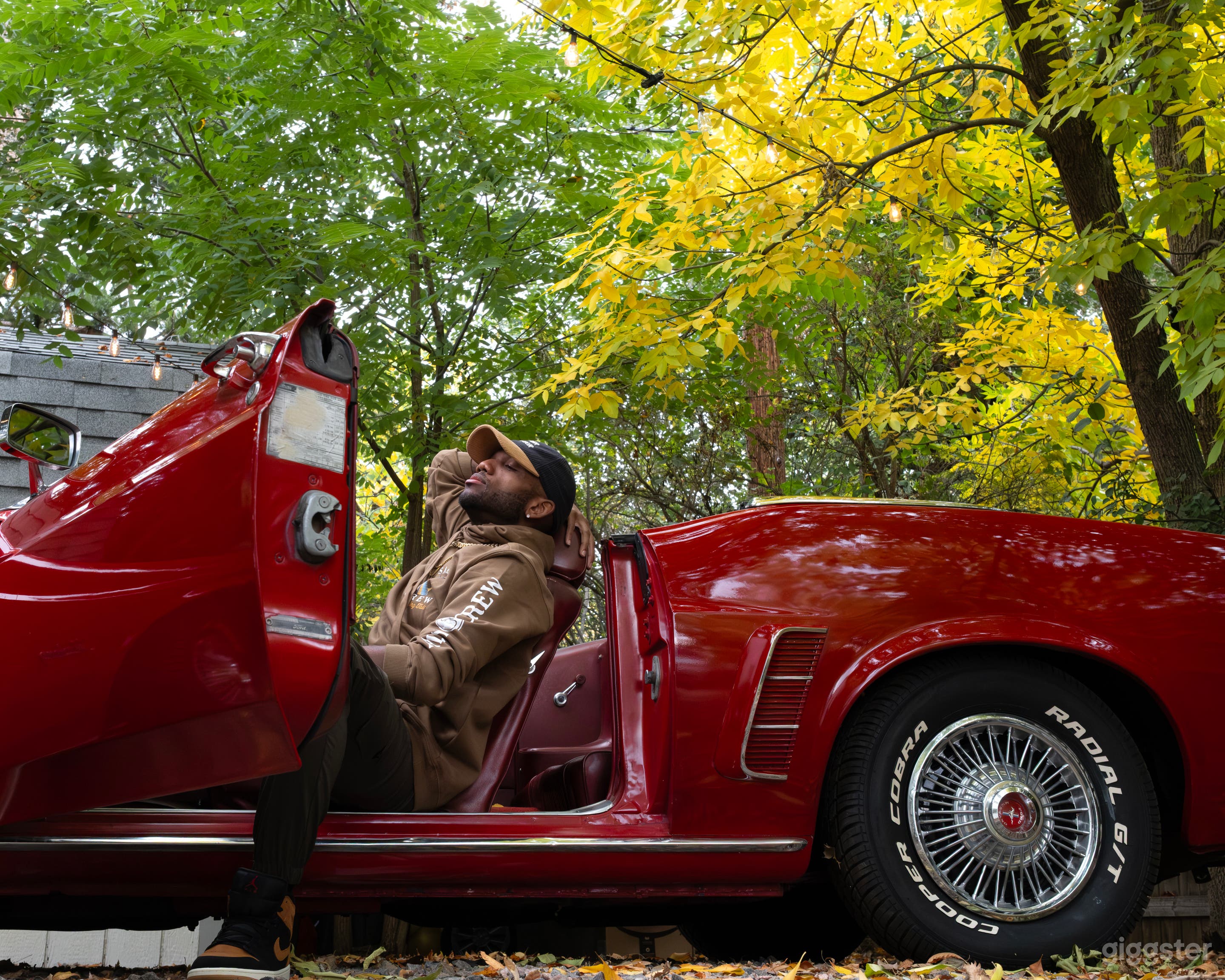 Reminiscent of Old Hollywood: Mod-Retro Decor + 69 Mustang Photo 1