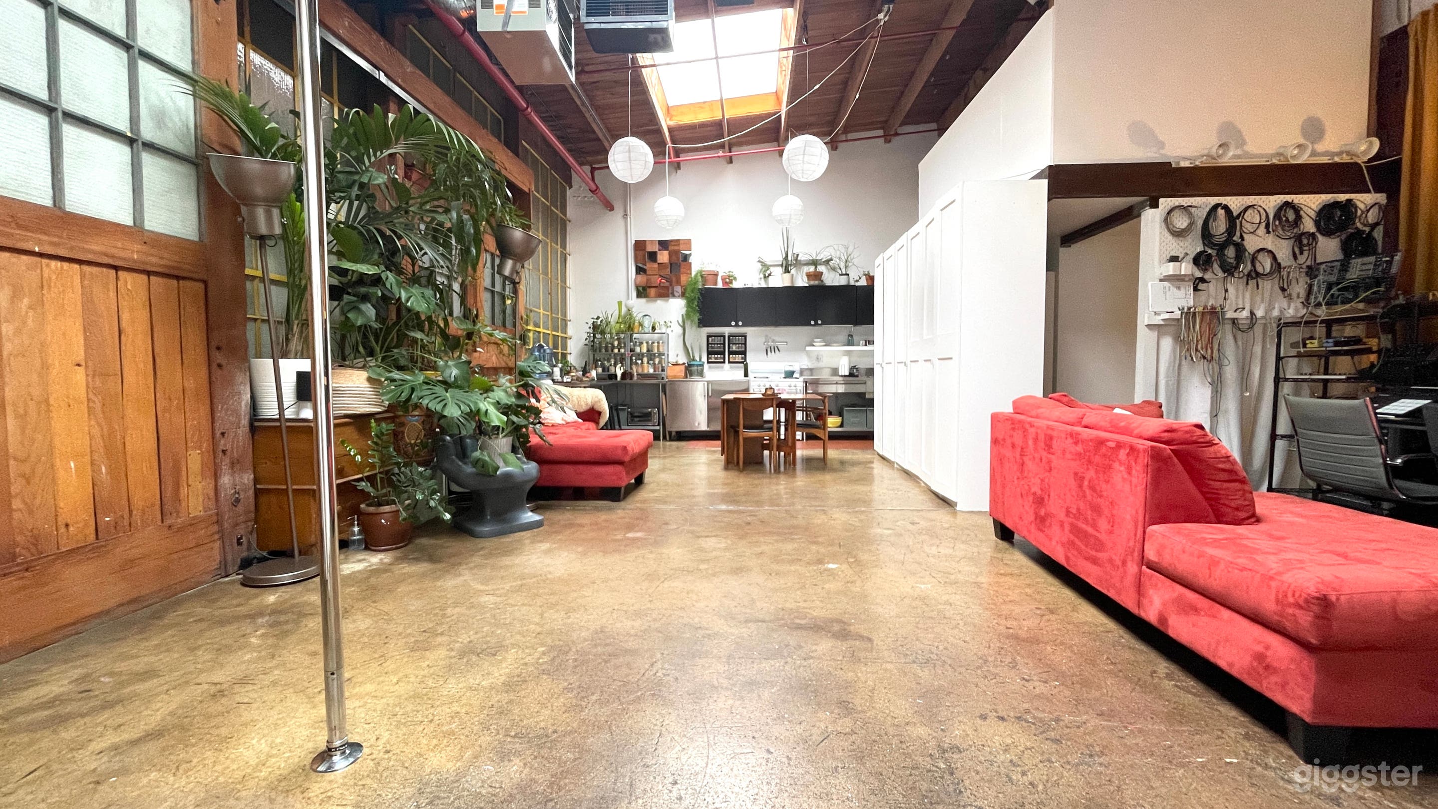 Artist Loft- versatile boho industrial DTLA Photo 3