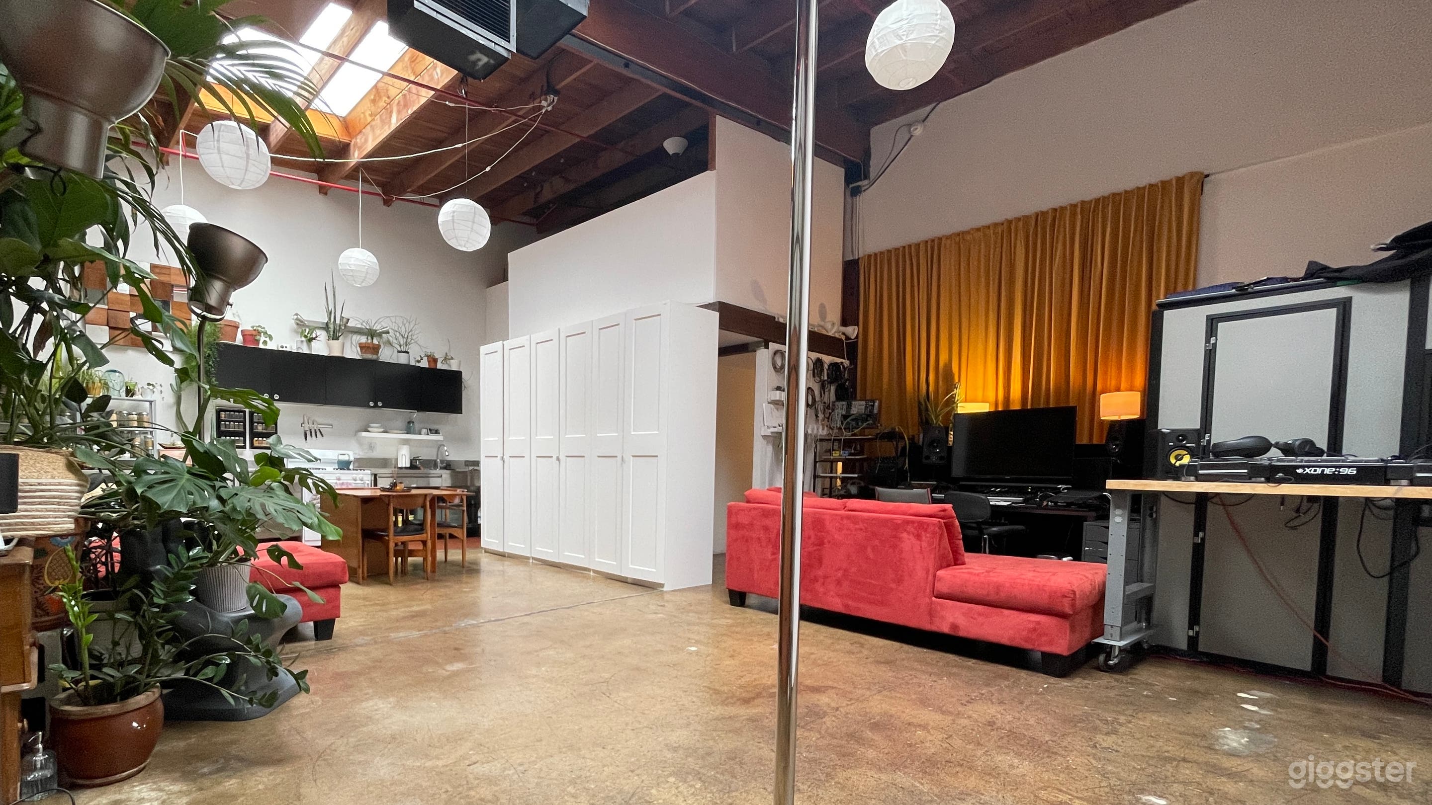 Artist Loft- versatile boho industrial DTLA Photo 4