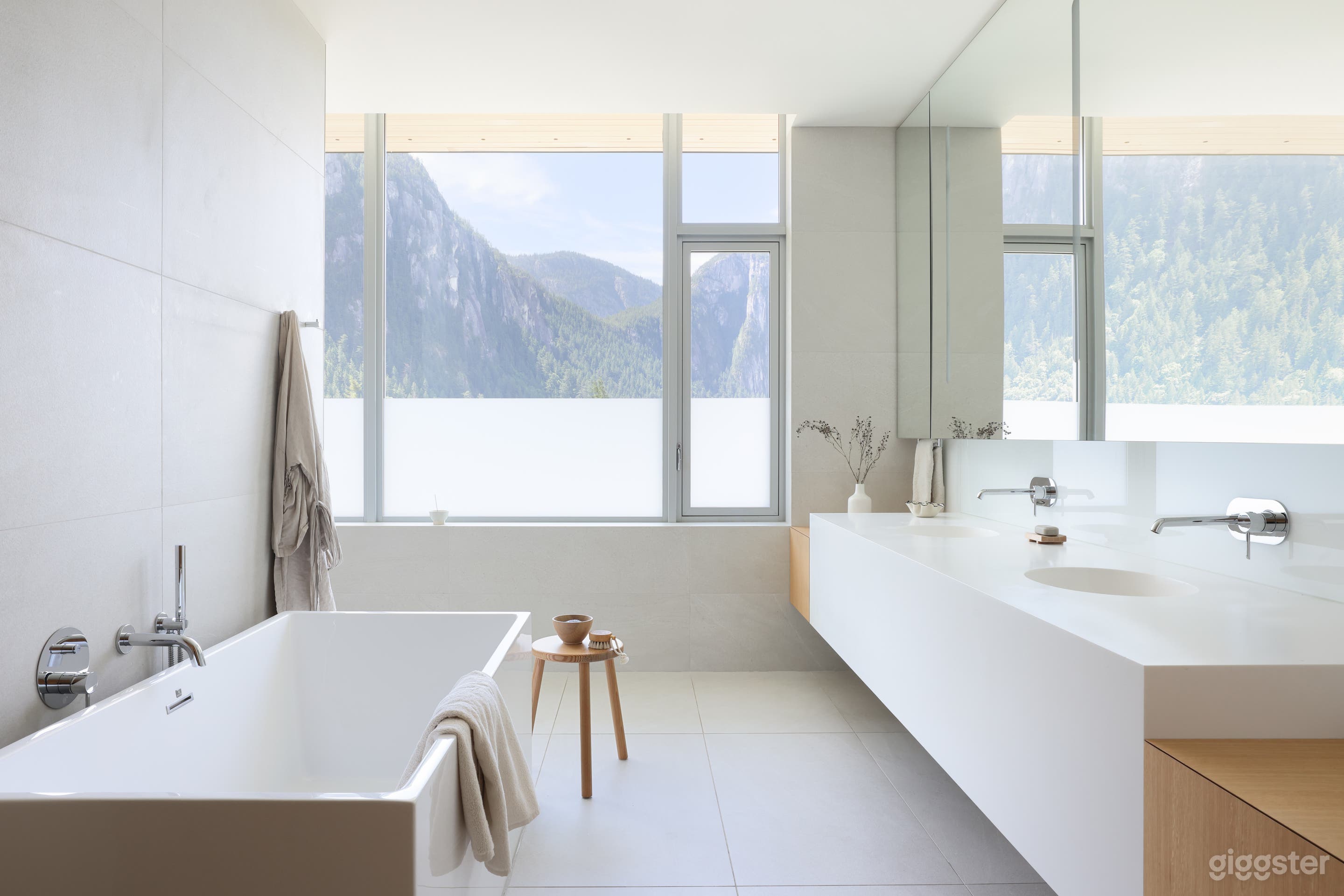 Spectacular architectural home immersed in nature  Photo 4