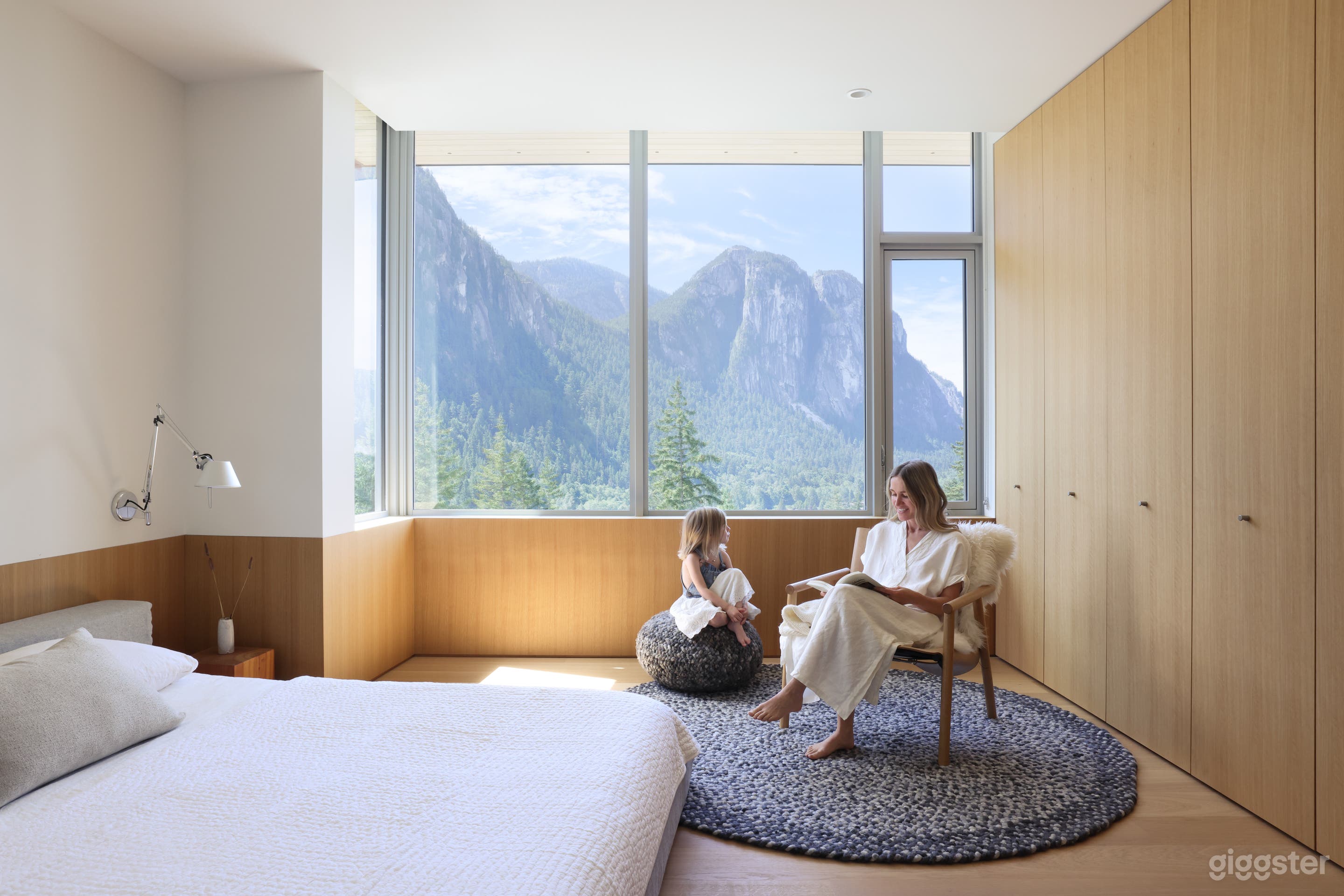 Spectacular architectural home immersed in nature  Photo 3