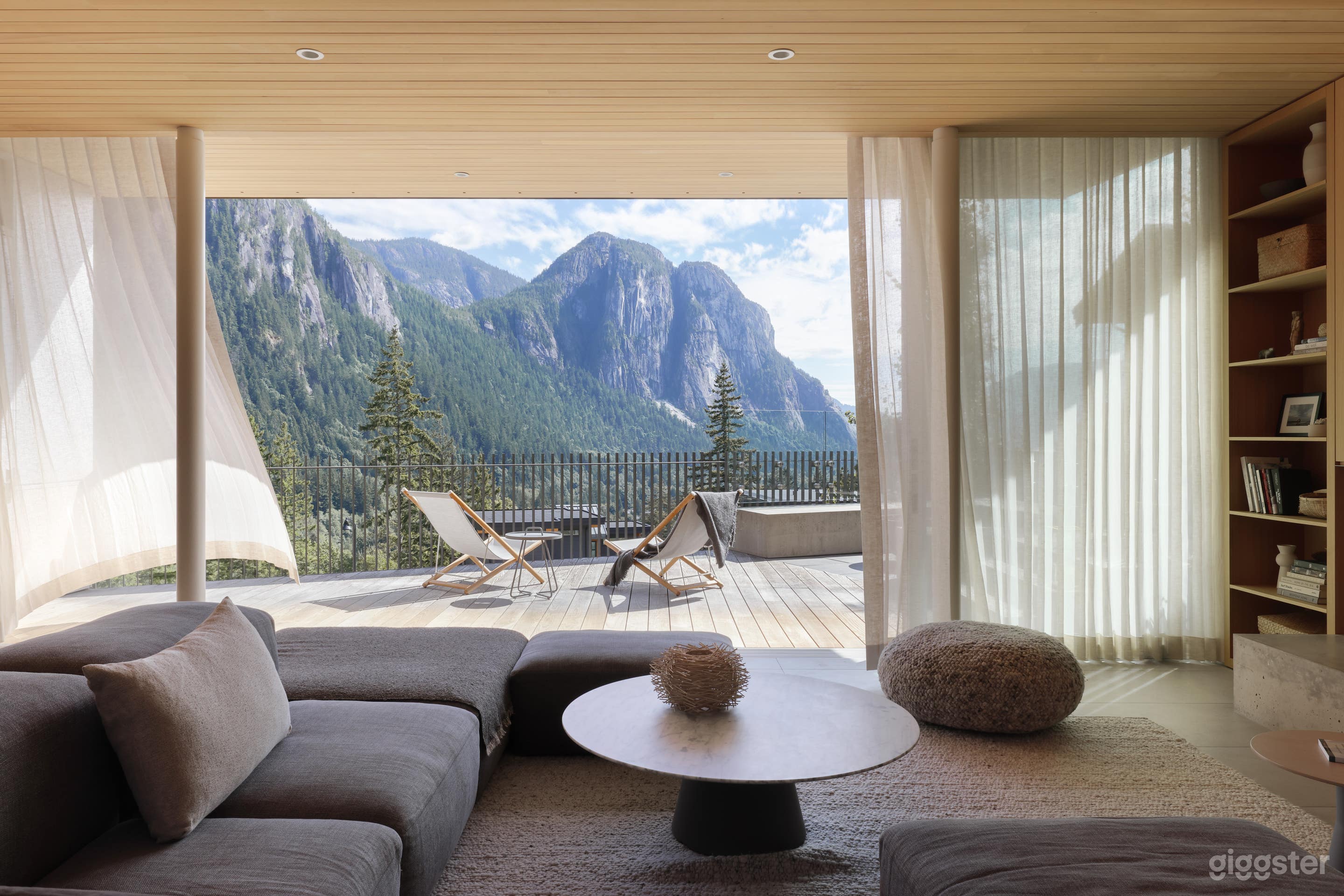 Spectacular architectural home immersed in nature  Photo 1