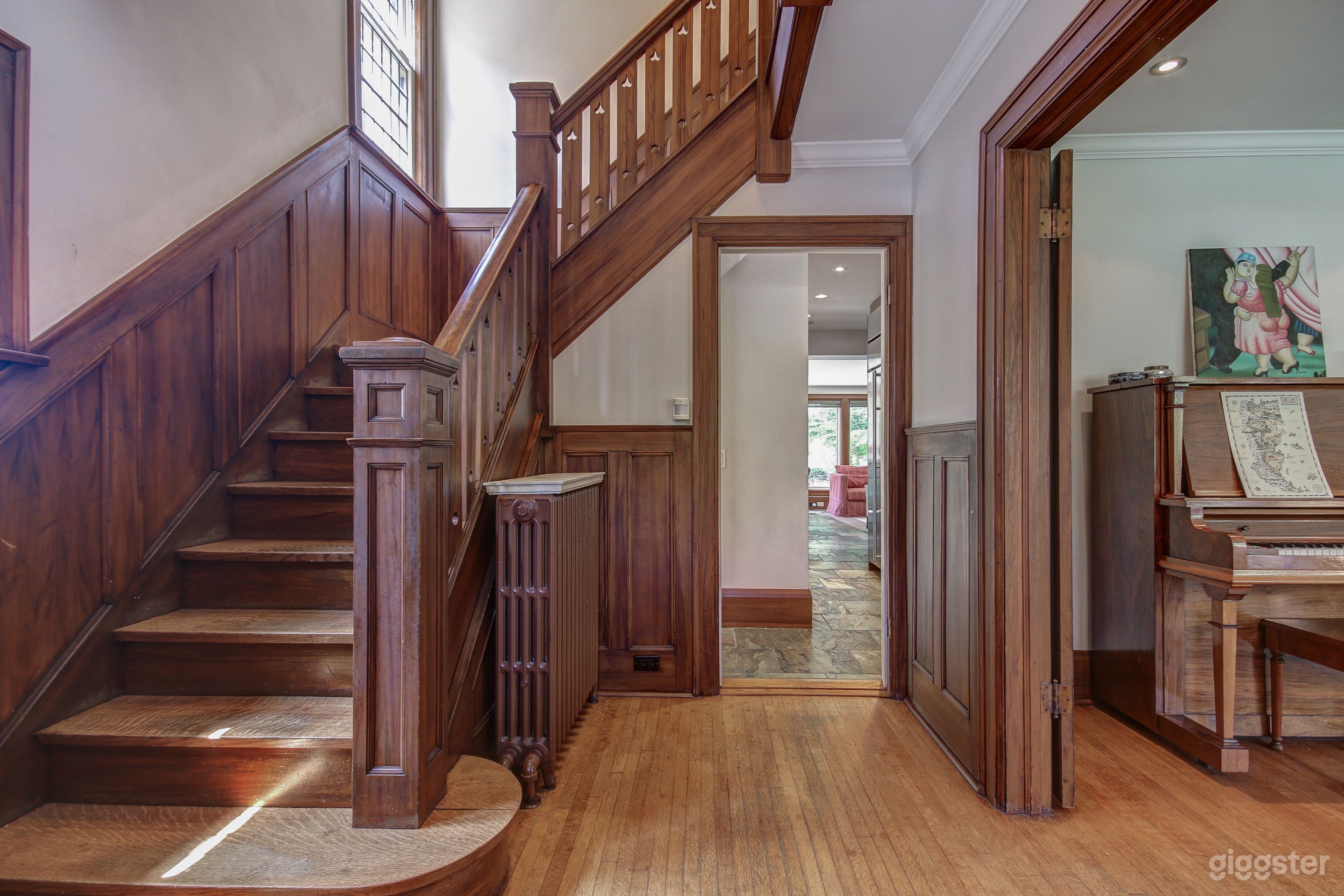 Spacious three level home in the heart of Swansea Toronto Photo 3