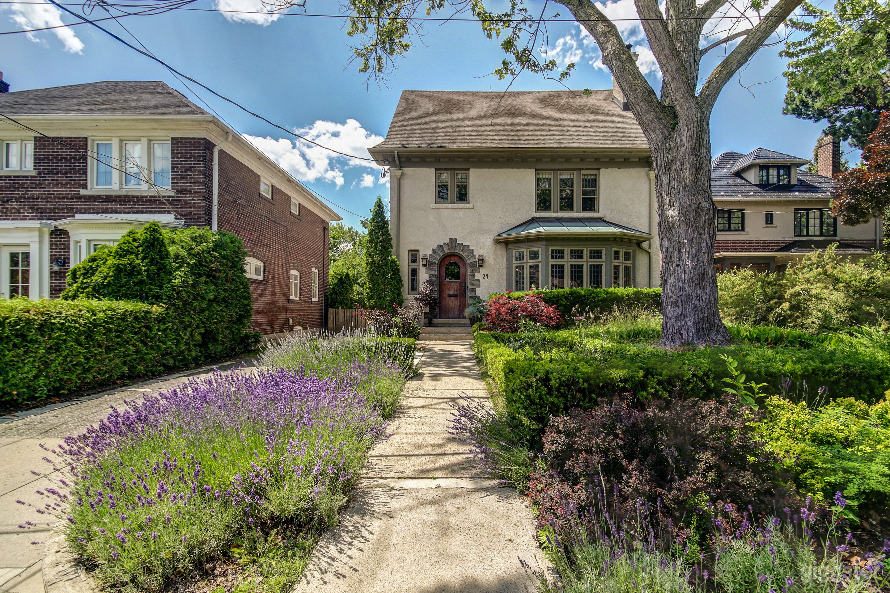 Spacious three level home in the heart of Swansea Toronto Photo 1