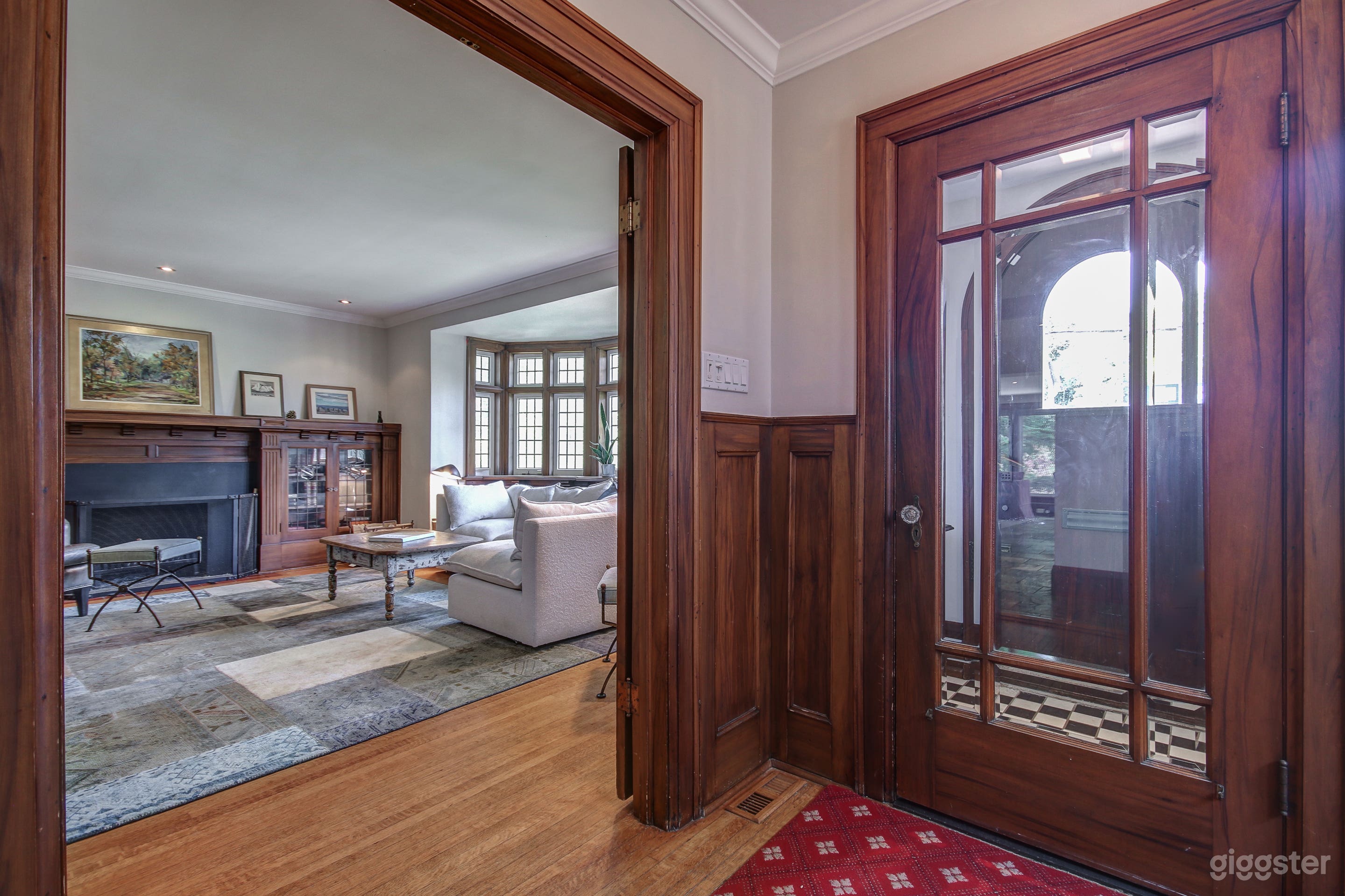 Spacious three level home in the heart of Swansea Toronto Photo 4