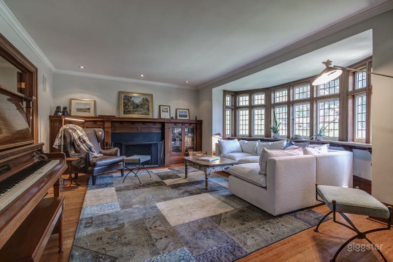  Spacious three level home in the heart of Swansea Toronto 