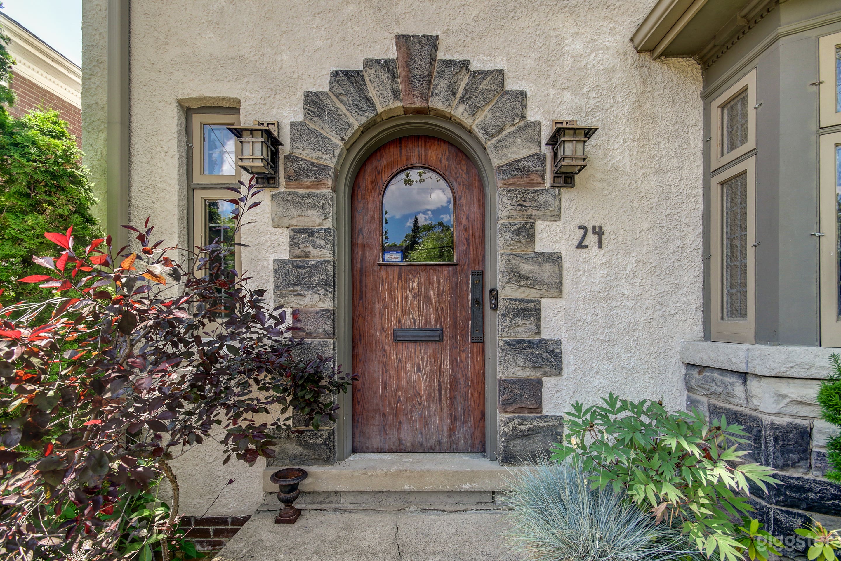 Spacious three level home in the heart of Swansea Toronto Photo 2