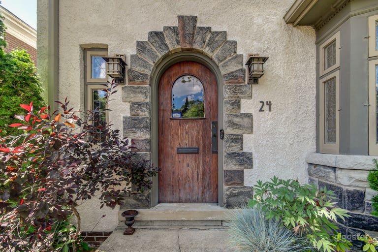  Spacious three level home in the heart of Swansea Toronto 