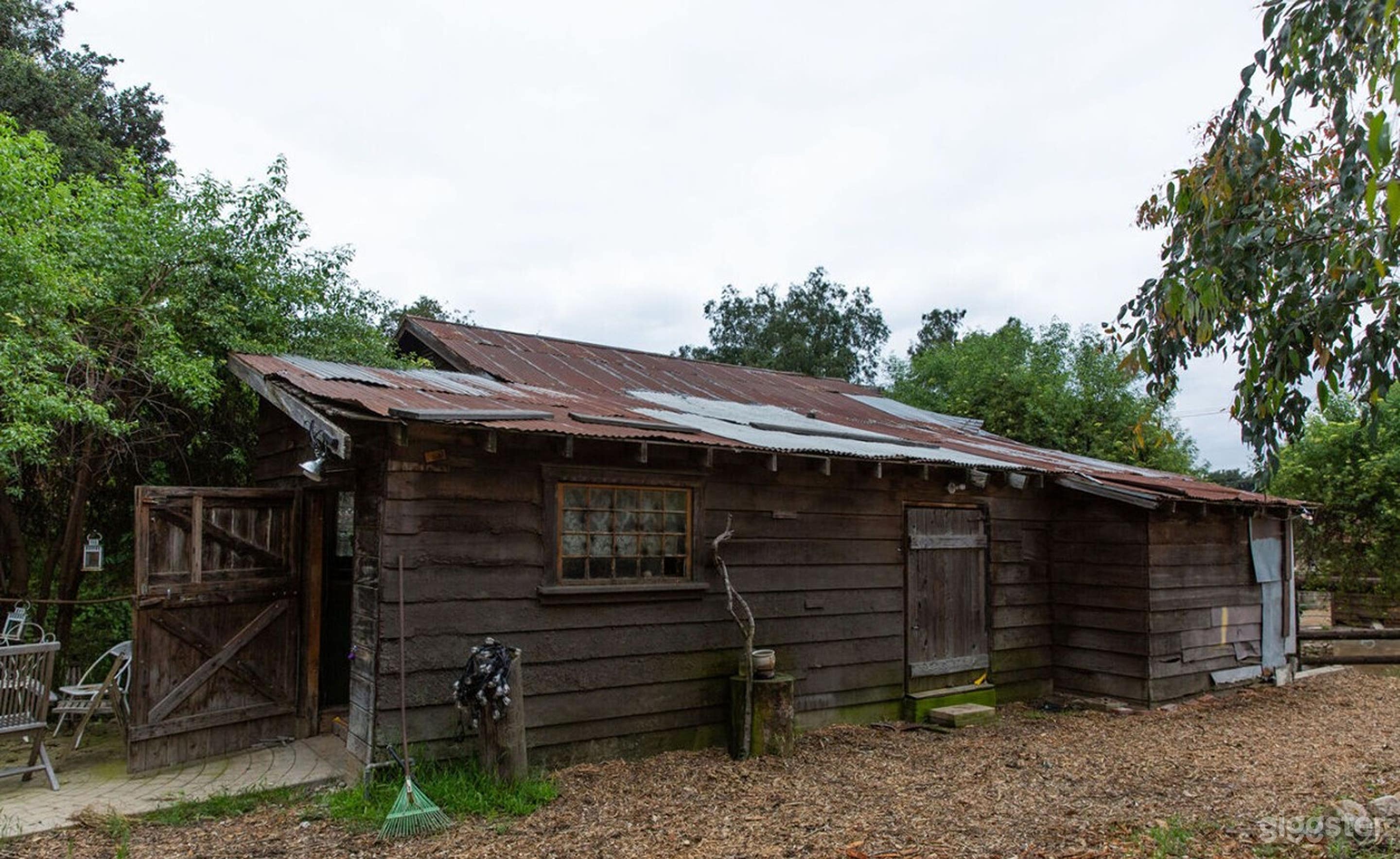 Rugged Charm Outdoor Photo 3