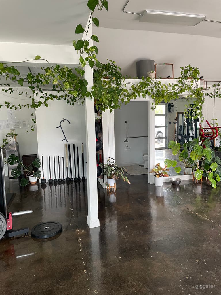  Centro de fitness minimalista boutique con luz natural 
