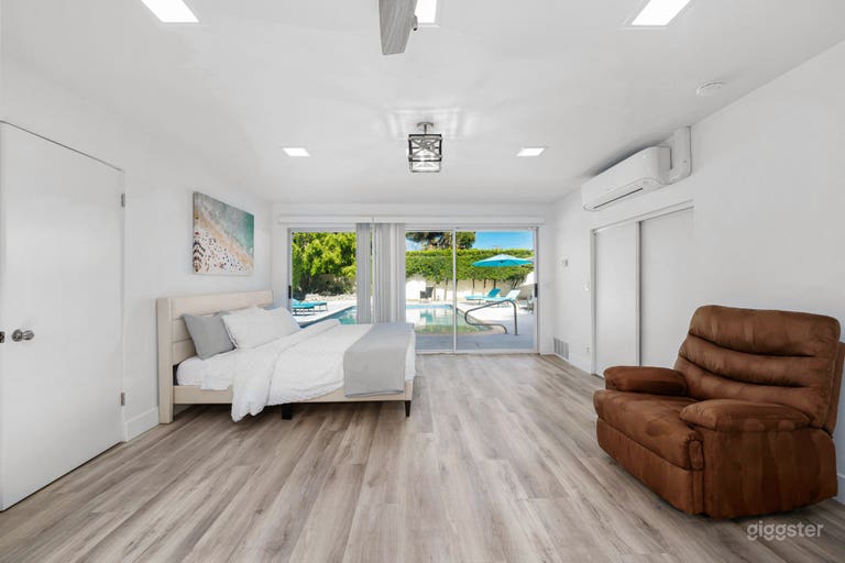  Private suite with pool view and bathroom 