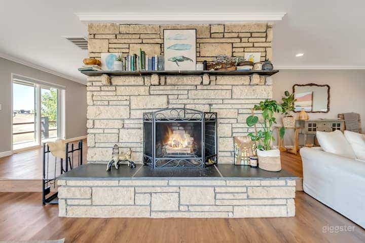 Intimate Luxurious Home Nestled in the Mountains Photo 3
