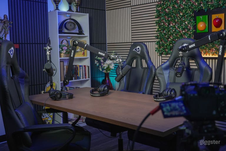  Podcast & Green Screen Suite for Creators (Buyout) 