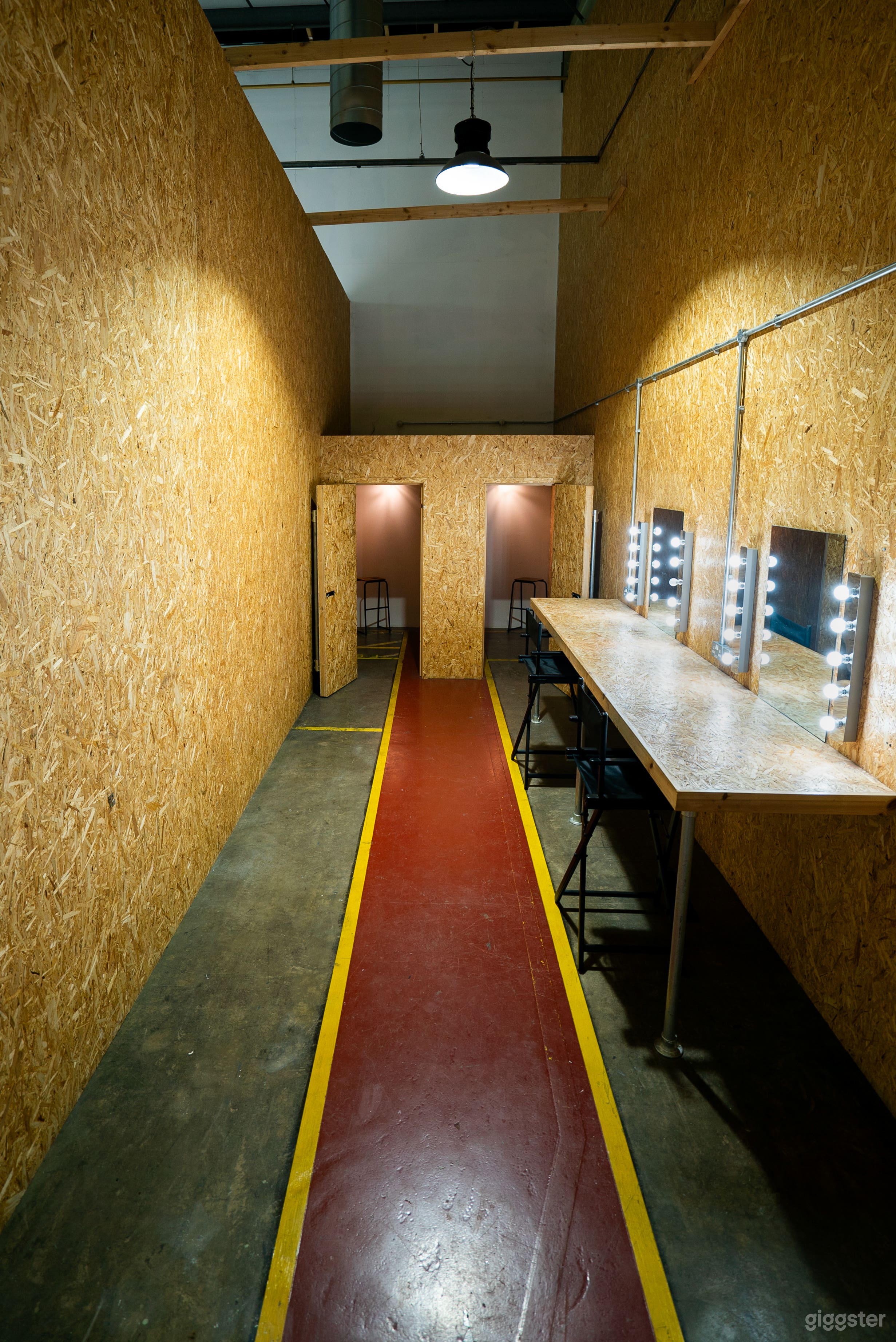 Medium Studio 02 with Four Meter High Infinity Curve Photo 2