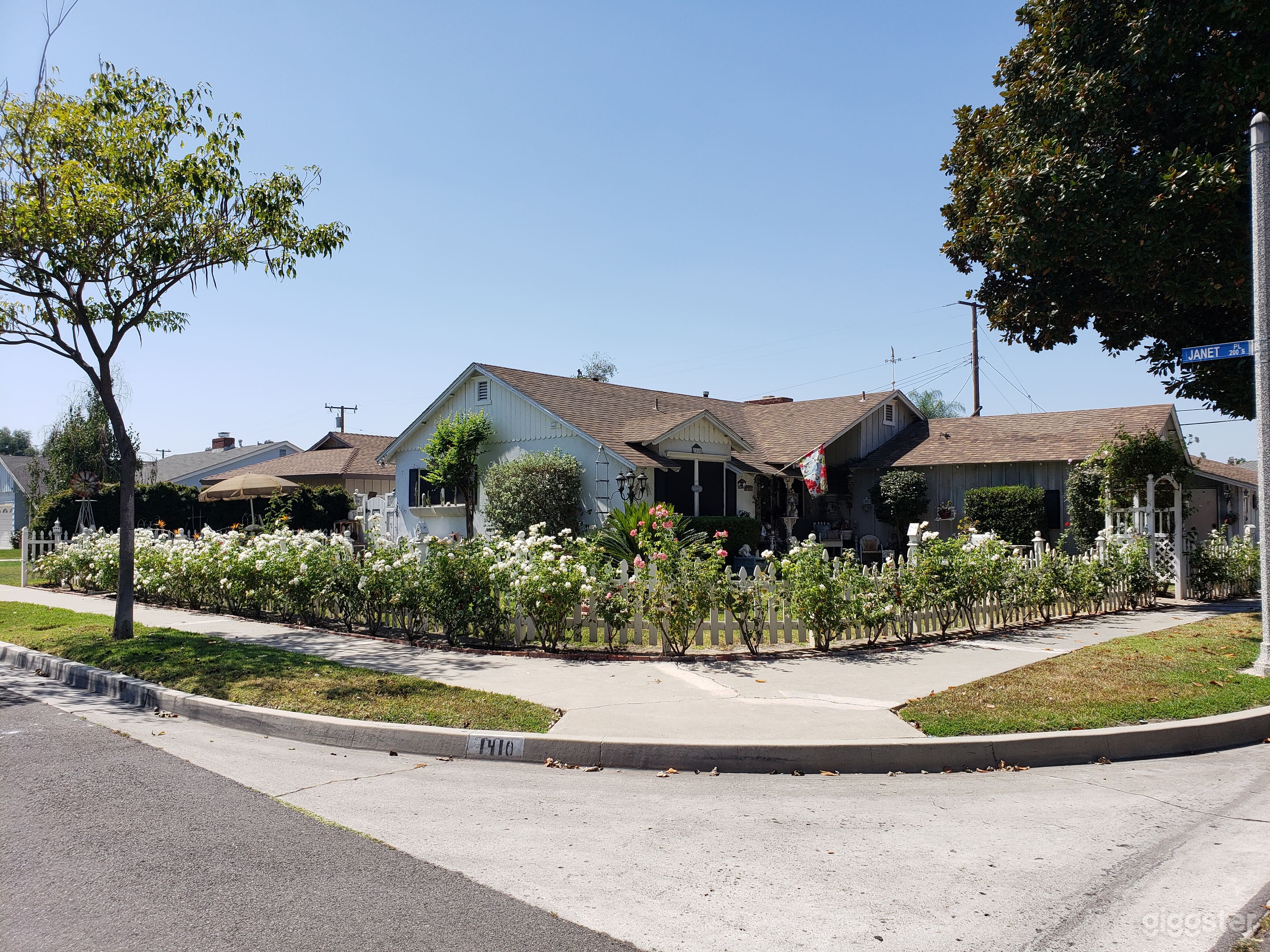 House location: Corner lot in a all cul de sac pocket of homes, with creative looking tree lined street.