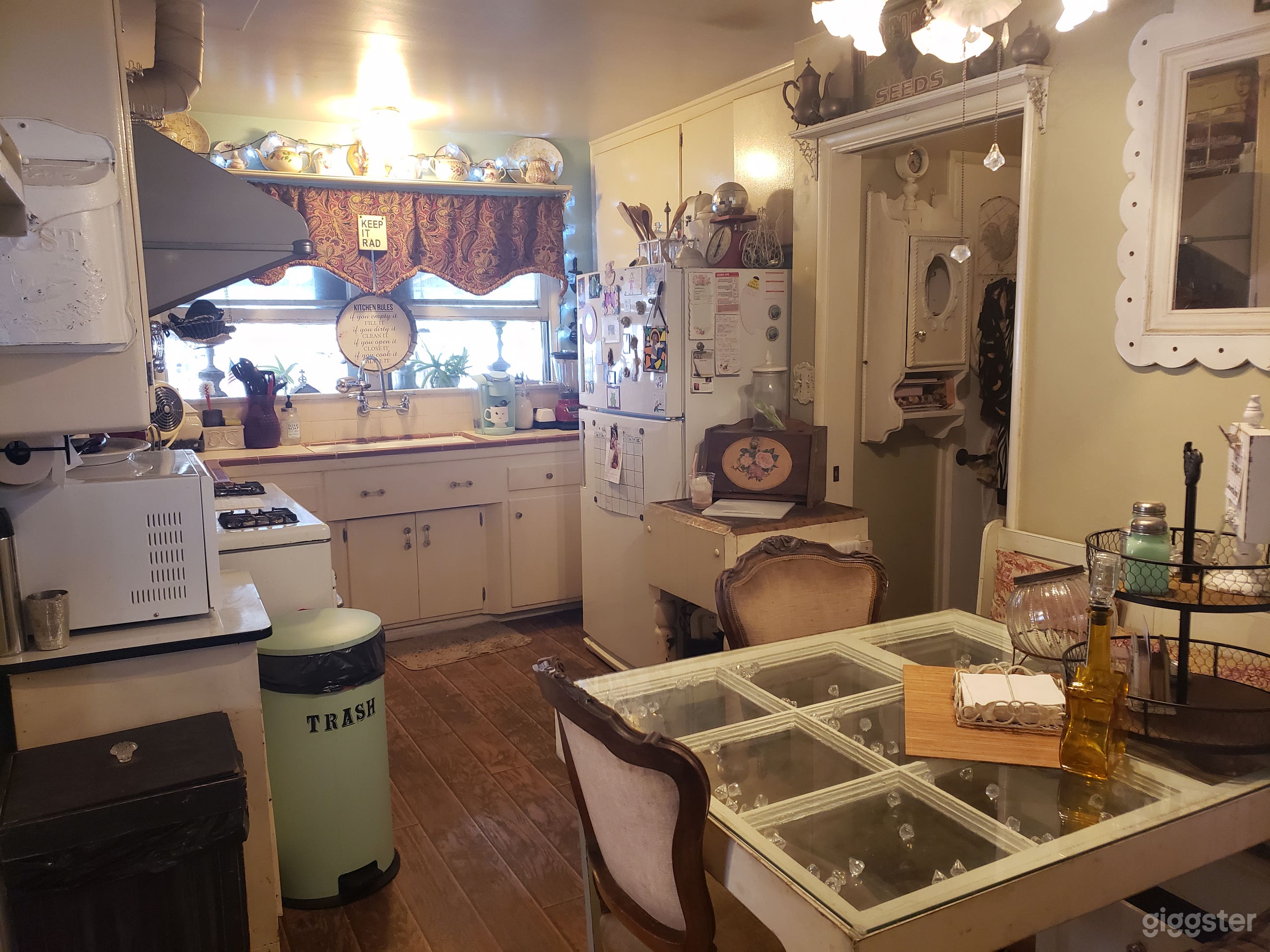 Retro kitchen w/original 1950's Gaffers &amp; Sattler oven/hood.