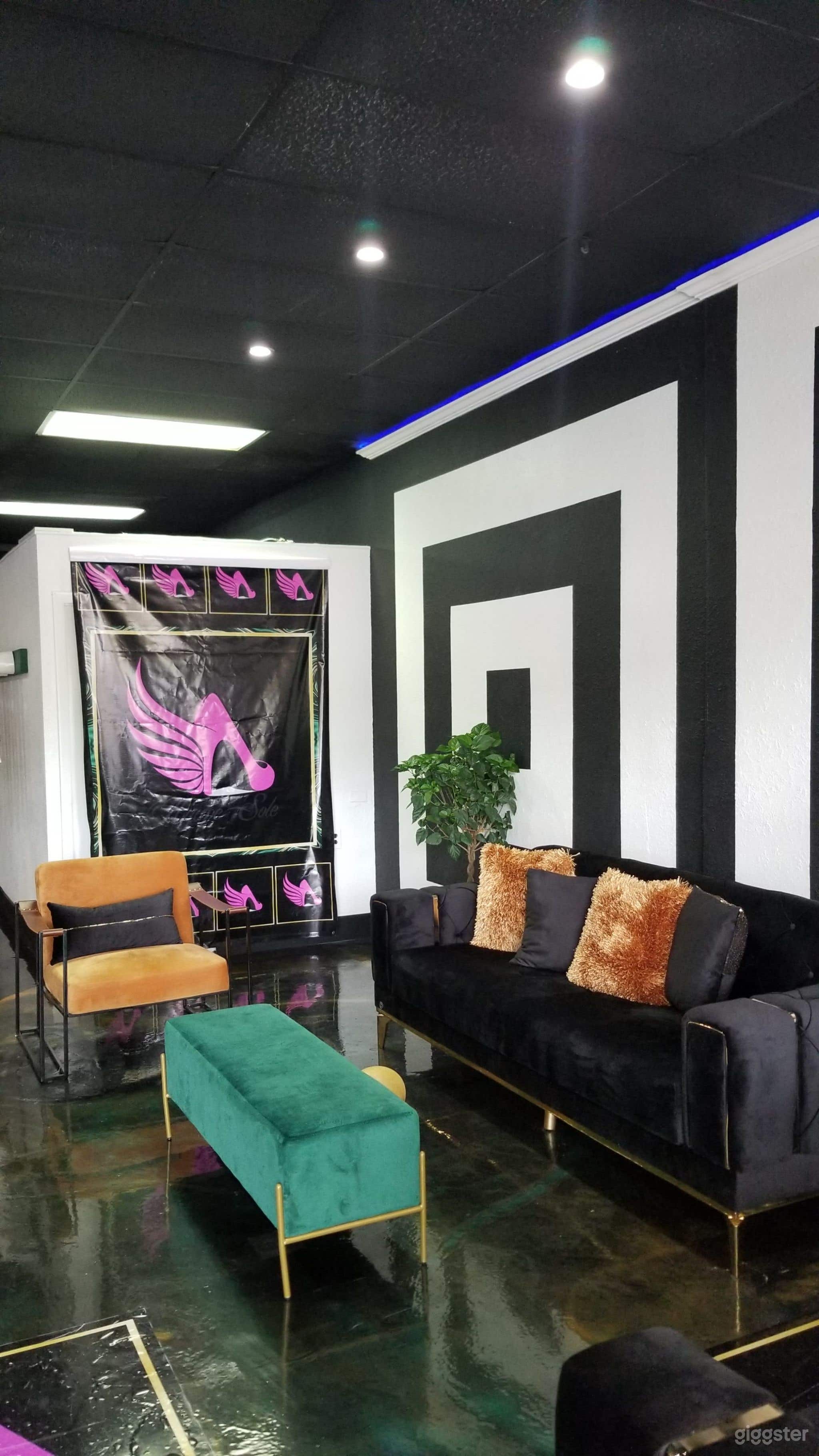 Urban Modern Sleek Boutique with Lounge Photo 3