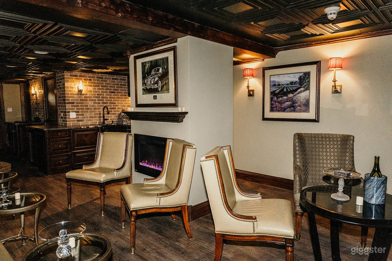 Built in 1893-Speakeasy. Vintage, exposed beam & tin-ceiling Photo 3